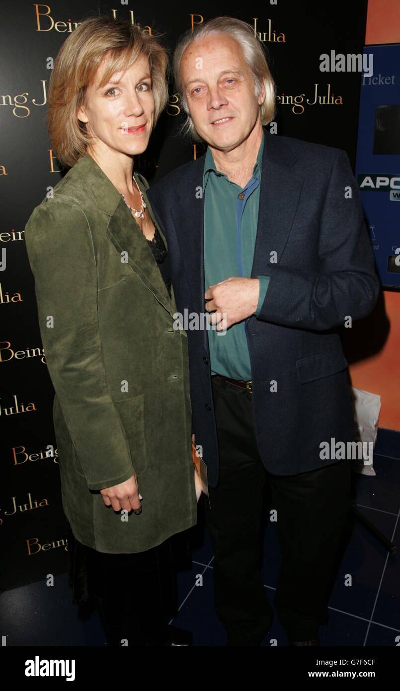L'actrice Juliet Stevenson arrive à la première de Gala au Royaume-Uni de son dernier film, Julia, au Apollo West End dans le centre de Londres. Le film, basé sur le « Theatre » de W. Somerset Maugham et réalisé par Istvan Szabo, est très bien tourné pour les Academy Awards. Banque D'Images