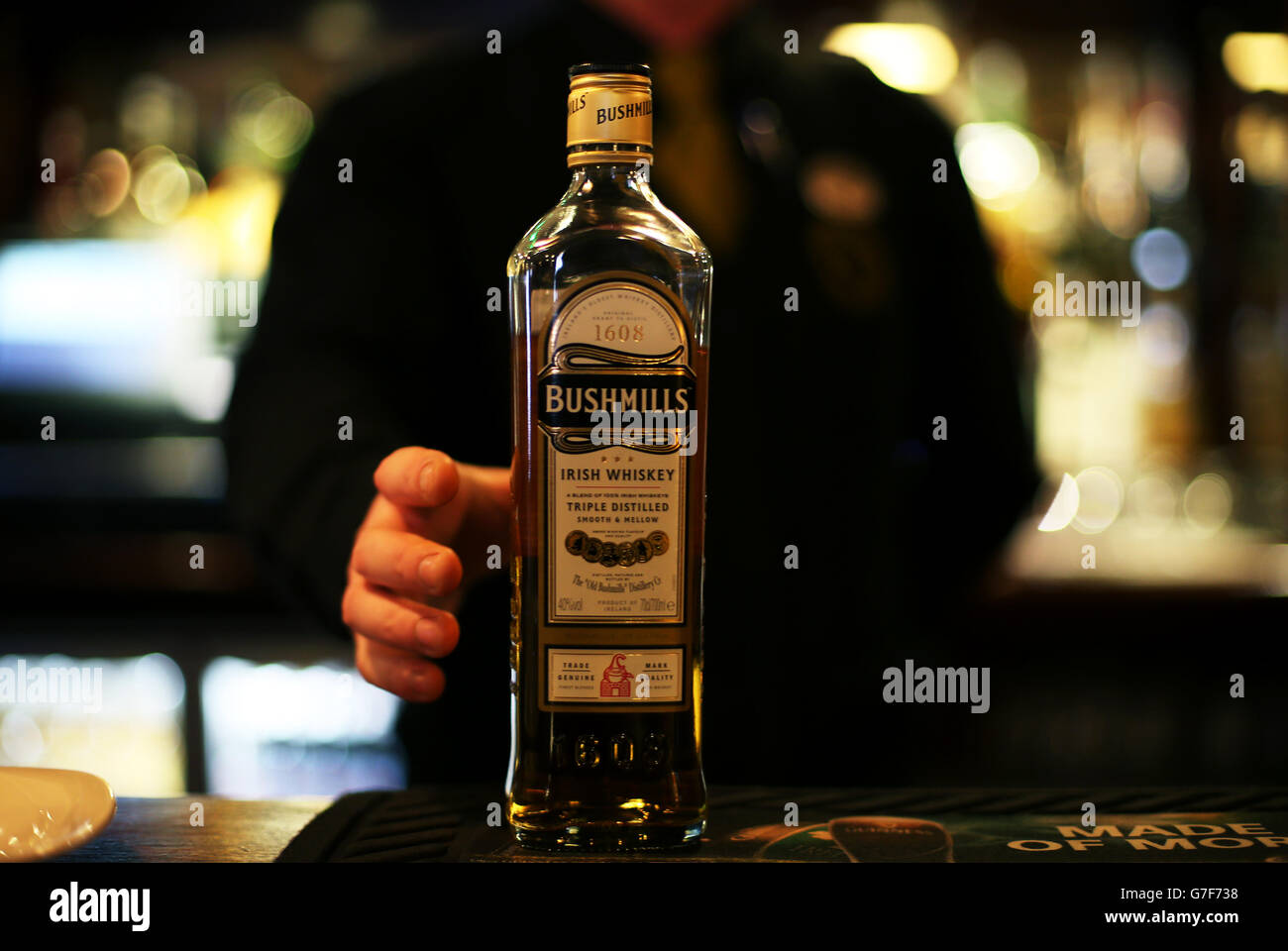 Une bouteille de Bushmills Irish Whiskey se trouve dans un bar du centre-ville de Dublin. Banque D'Images