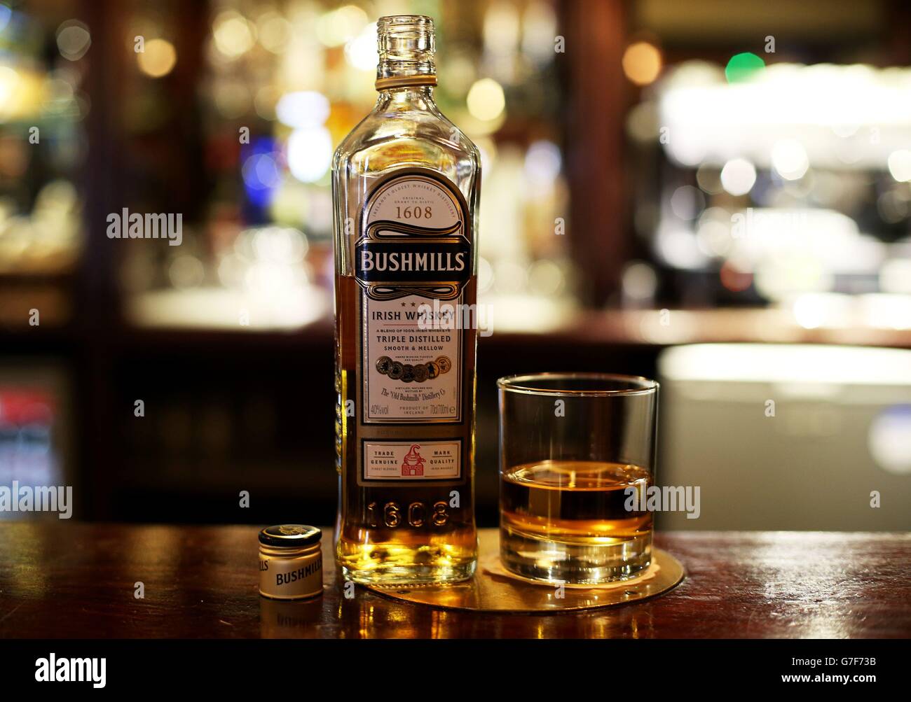 Une bouteille de Bushmills Irish Whiskey se trouve dans un bar du centre-ville de Dublin. Banque D'Images