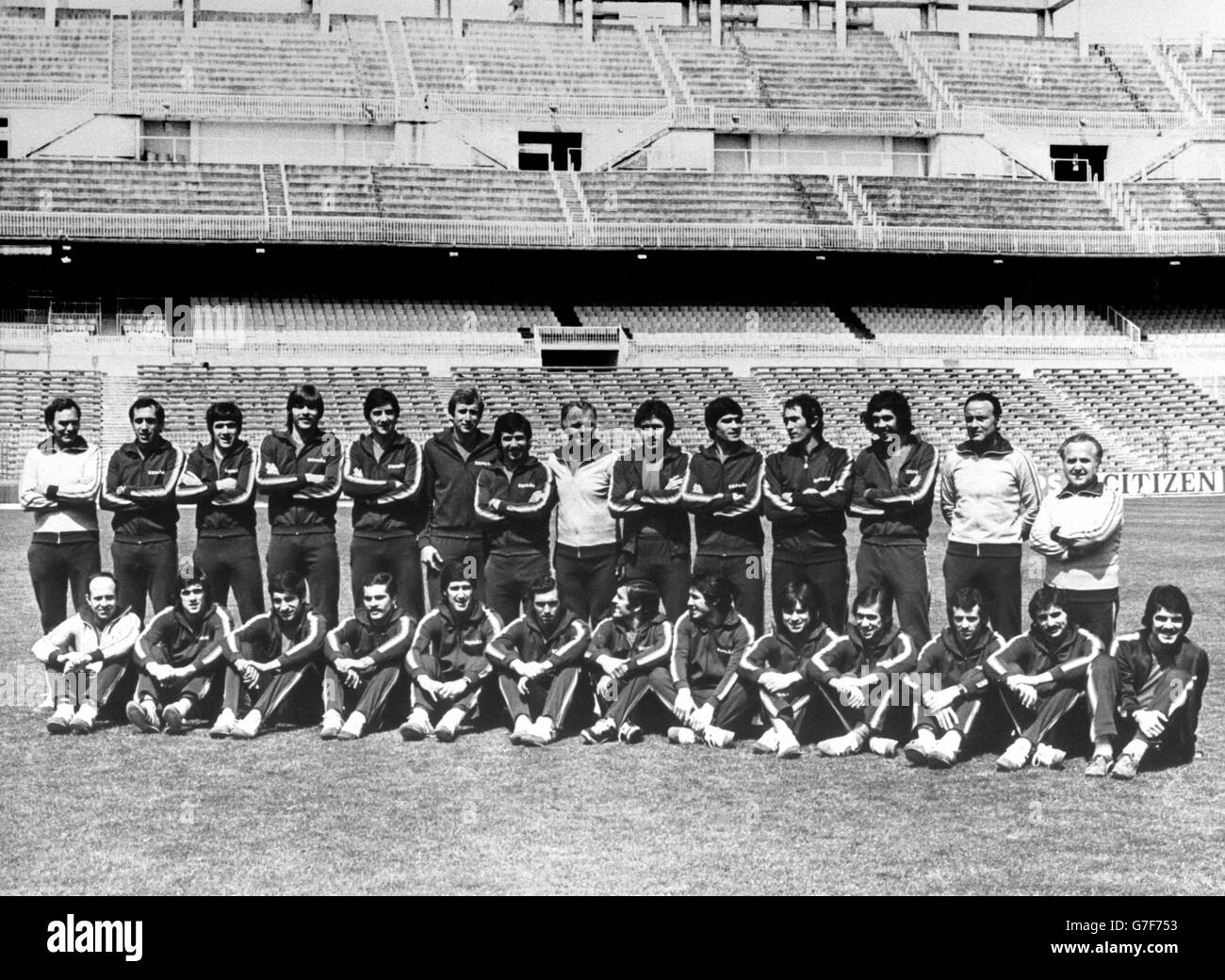 L'équipe espagnole qui est prévue pour jouer à la coupe du monde de la FIFA 1978 en Argentine.(Back row, l-r) Docteur, Ascensin, Dani, Migueli,Urruticochea, Rexach, Juanito, Kubala (entraîneur), Uria,Biosca, Pirri, RUV Ruben Cano, Gustavo Biosca (deuxième formateur) et un technicien.(Avant, l-r) mur (masseur), Arconada, Olmo, San Jose,Maranon, Quini, Guzman, Santillana, Marcelino,Cardenosa, de la Cruz, Migual Angel et Leal. Banque D'Images