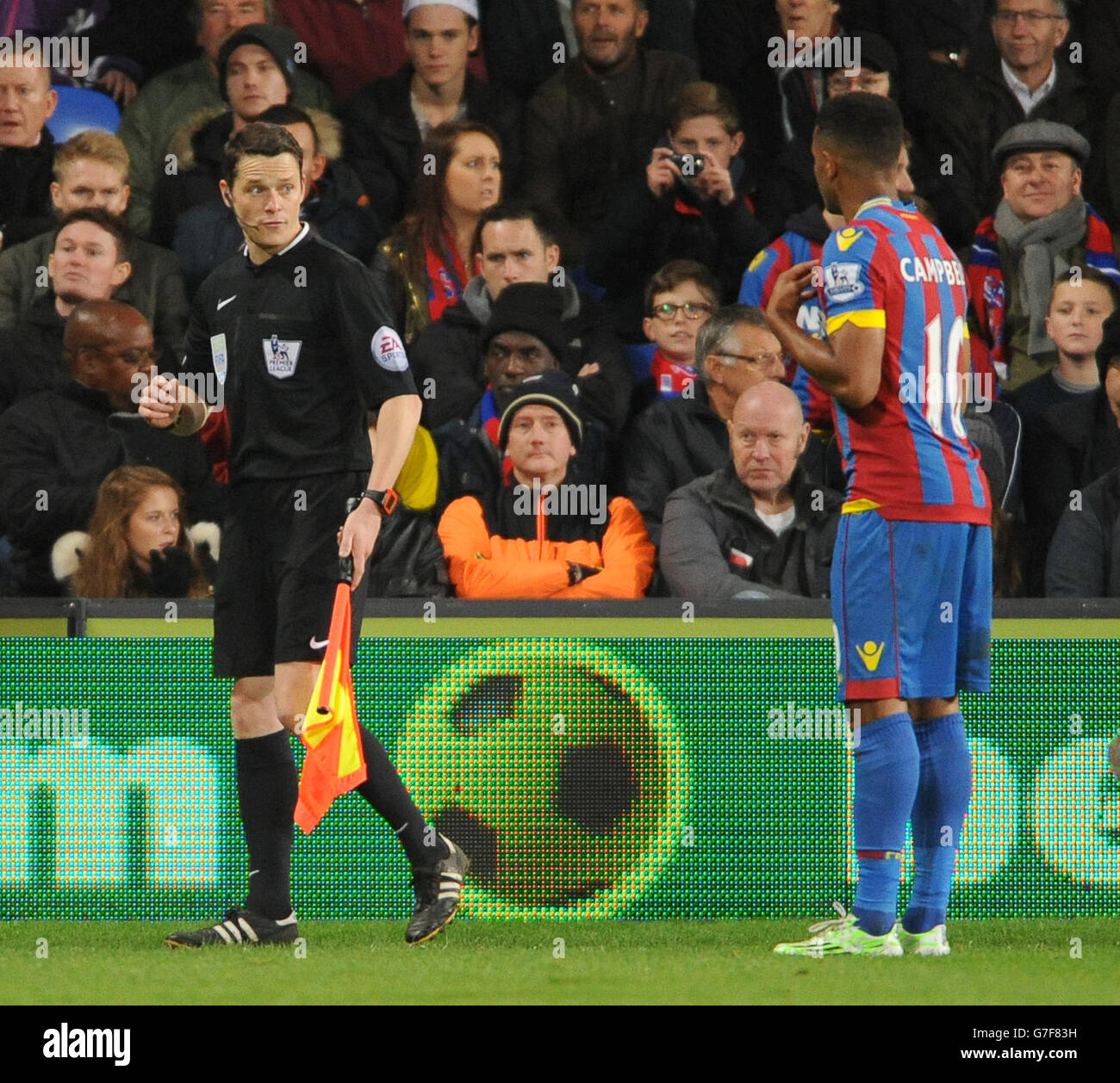 Football - Barclays Premier League - Crystal Palace v Sunderland - Selhurst Park.Fraizer Campbell du Crystal Palace s'adresse à l'arbitre adjoint lors du match de la Barclays Premier League à Selhurst Park, Londres. Banque D'Images