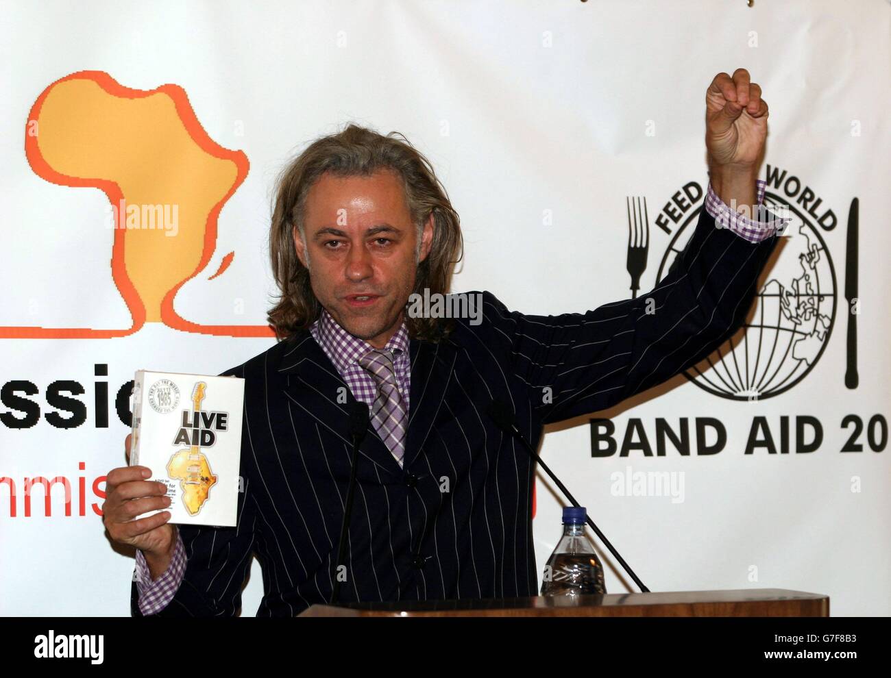 Bob Geldof à New York pour promouvoir le DVD Live Aid. Son apparition a suivi la diffusion en Grande-Bretagne du nouveau single de charité Band Aid 20 pour recueillir de l'argent pour l'Afrique. Banque D'Images