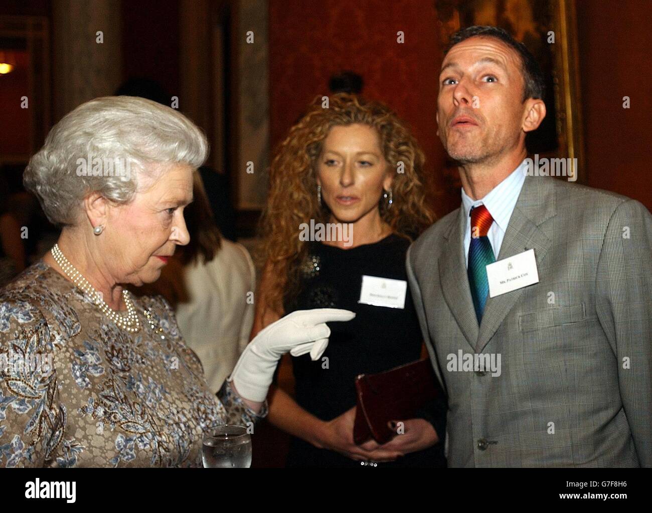 La reine Elizabeth II de Grande-Bretagne rencontre les designers Patrick Cox et Kelly Hoppen lors d'une réception à Buckingham Palace, Londres, pour souligner la contribution de l'industrie du design britannique. Banque D'Images
