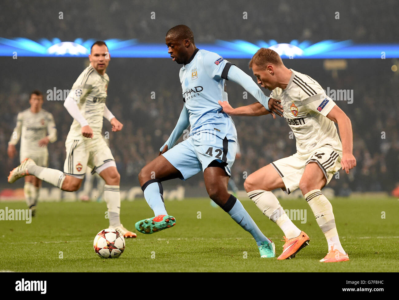 Yaya Toure de Manchester City et Vasili Berezutski de CSKA Moscou (à droite) se battent pour le ballon lors du match du groupe E de la Ligue des champions de l'UEFA au stade Etihad de Manchester.APPUYEZ SUR ASSOCIATION photo.Date de la photo: Mercredi 5 novembre 2014.Voir PA Story FOOTBALL Man City.Le crédit photo devrait se lire: Martin Rickett/PA Wire Banque D'Images