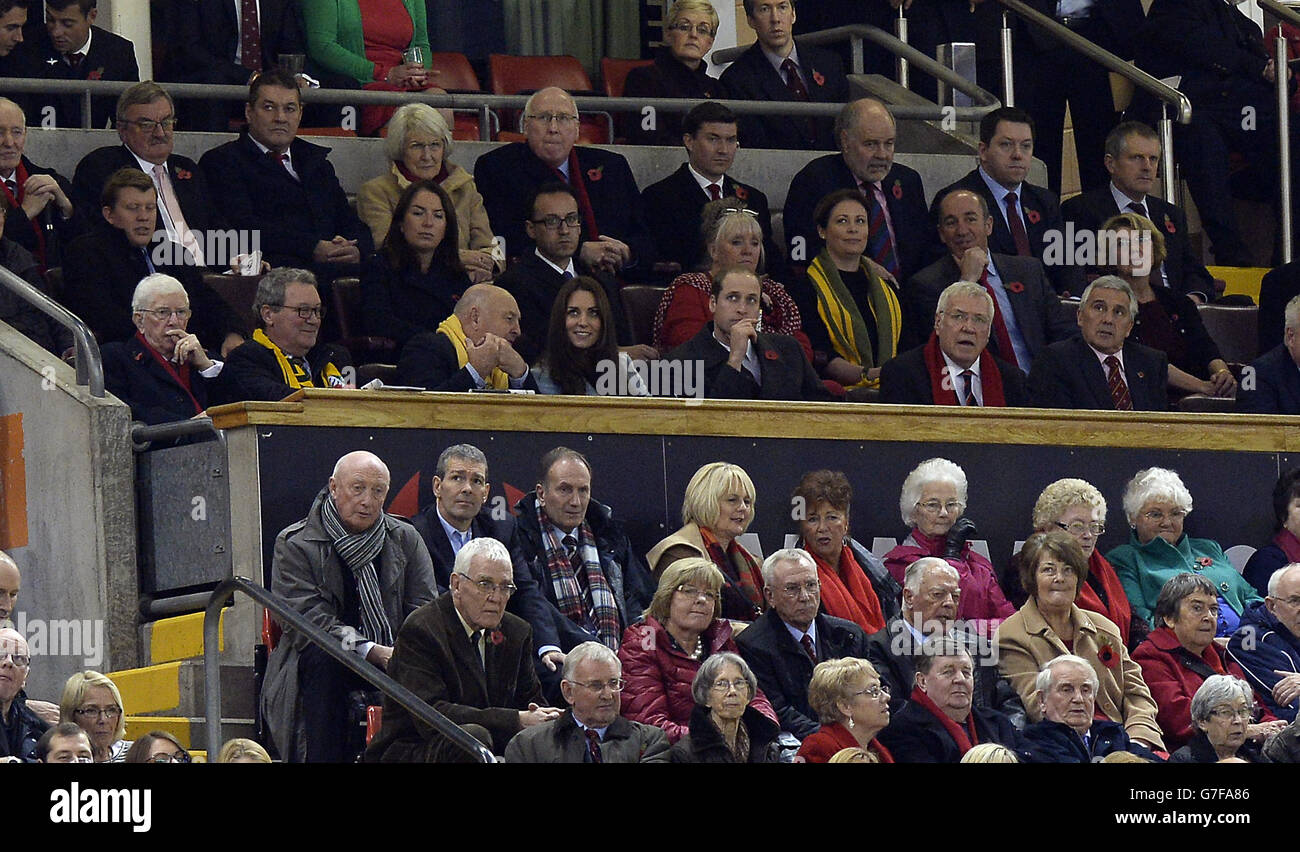 Le duc et la duchesse de Cambridge regardent depuis les stands lors du match de la Dove Men Series au Millennium Stadium, Cardiff. APPUYEZ SUR ASSOCIATION photo. Date de la photo: Samedi 8 novembre 2014. Voir l'histoire de PA RUGBYU Wales. Le crédit photo devrait se lire comme suit : Andrew Matthews/PA Wire. RESTRICTIONS : l'utilisation est soumise à des restrictions. Strictement aucune utilisation commerciale. Aucune utilisation dans les livres sans l'autorisation écrite préalable de WRU. Banque D'Images