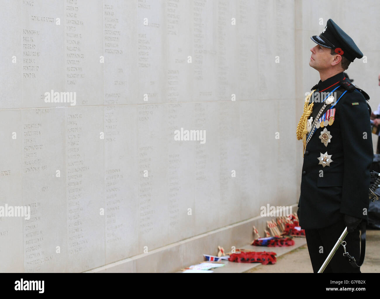 Le comte de Wessex voit les noms des membres des forces armées déchus lors des commémorations de la Journée de l'armistice à l'arboretum du Mémorial national d'Alrewas, dans le Staffordshire. Banque D'Images