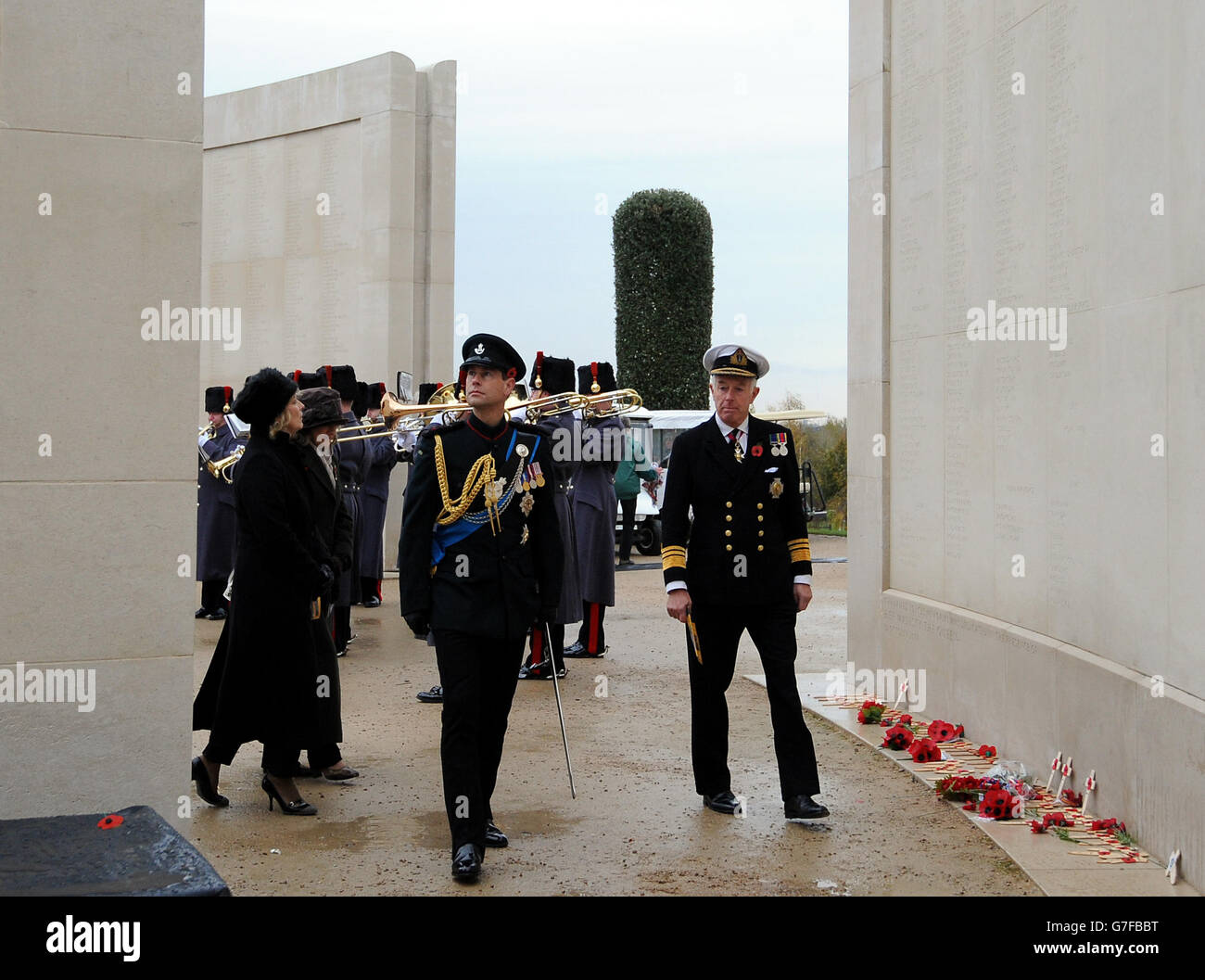 Le comte de Wessex (au centre) voit les noms du personnel des forces armées déchus lors des commémorations de la Journée de l'armistice à l'Arboretum du Mémorial national d'Alrewas, Staffordshire. Banque D'Images