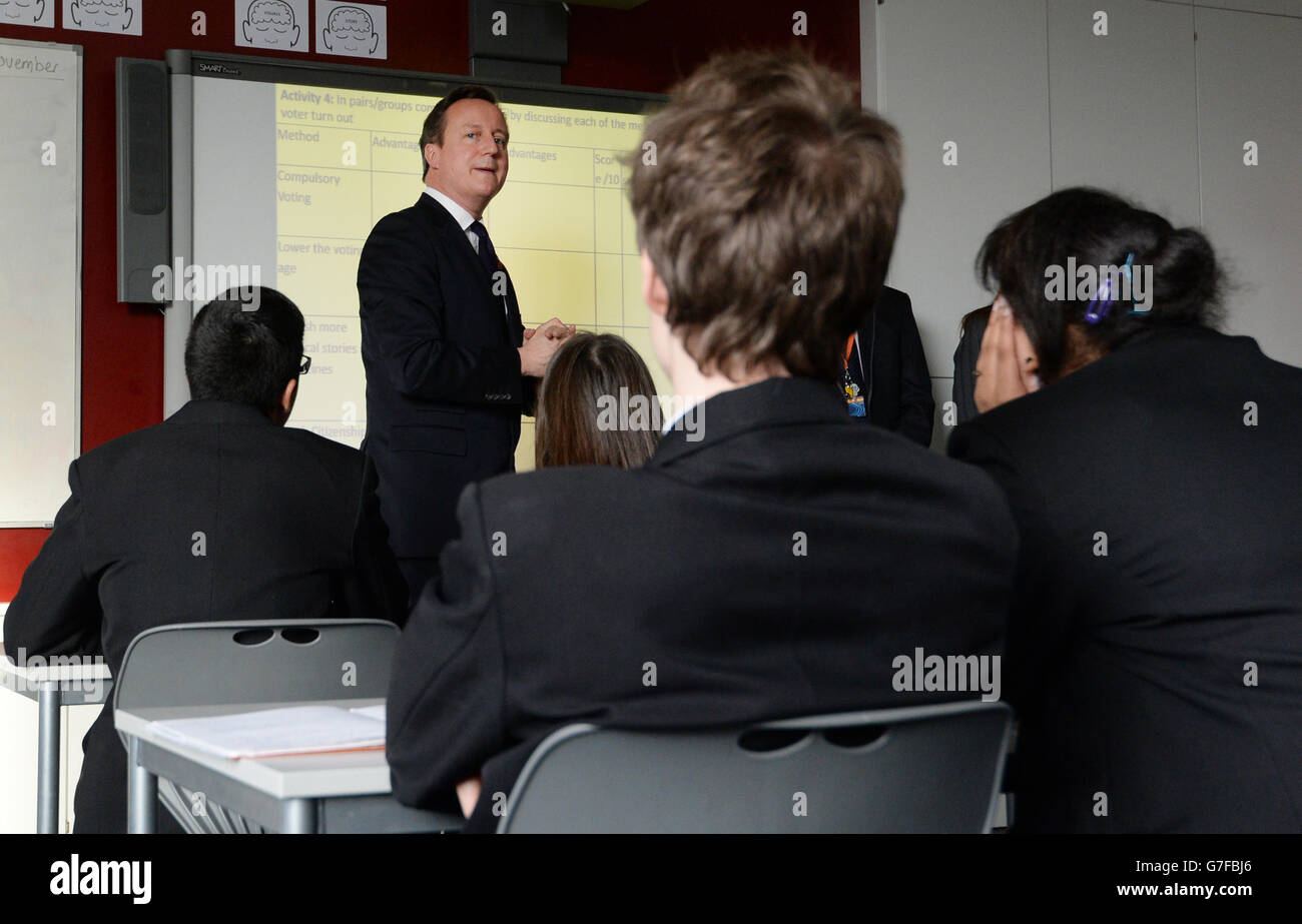 Le Premier ministre David Cameron aide à enseigner une leçon de politique lors d'une visite à la Strood Academy de Rochester, dans le Kent, où il a rencontré des élèves et du personnel alors qu'il a visité l'école avec le candidat conservateur de Rochester et Strood, Kelly Tolhurst, avant la prochaine élection partielle du 20 novembre. Banque D'Images