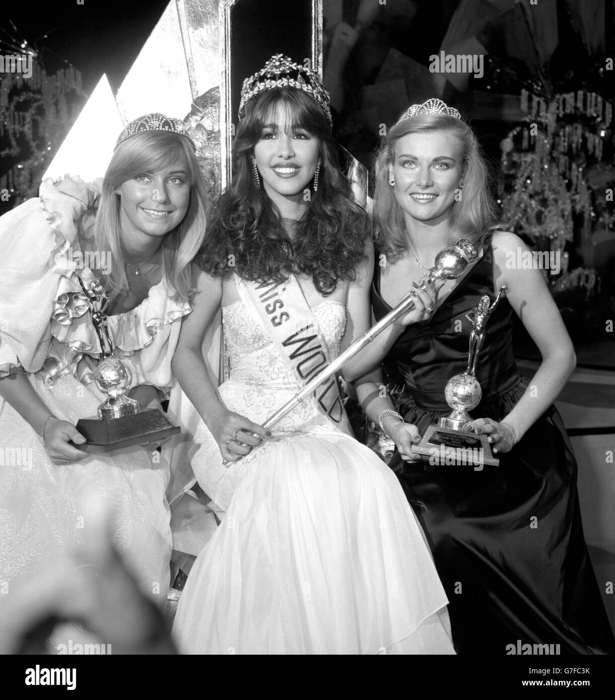 Miss monde 1982, Mariasela Lebron (au centre) de la République dominicaine avec le premier coureur en haut, Miss Finlande, Sari Asphol (à droite) et le deuxième coureur en haut, Miss Royaume-Uni, Della Dolan (à gauche) au couronnement au Royal Albert Hall, Londres. Banque D'Images