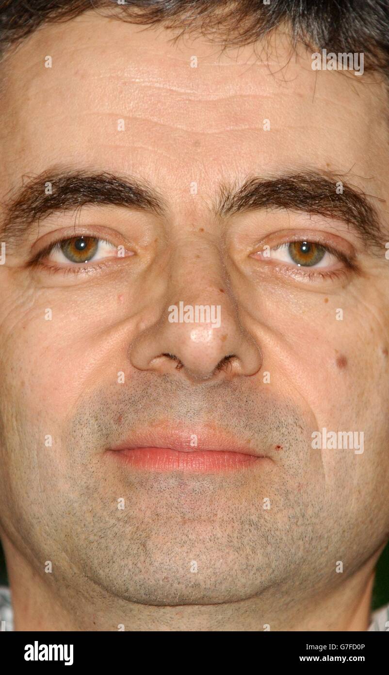 Rowan Atkinson lors d'une projection d'un nouveau film de la BBC pour marquer le 25e anniversaire du bal secret d'Amnesty International, tenu au Prince Charles Cinema de Leicester Square, dans le centre de Londres. Banque D'Images