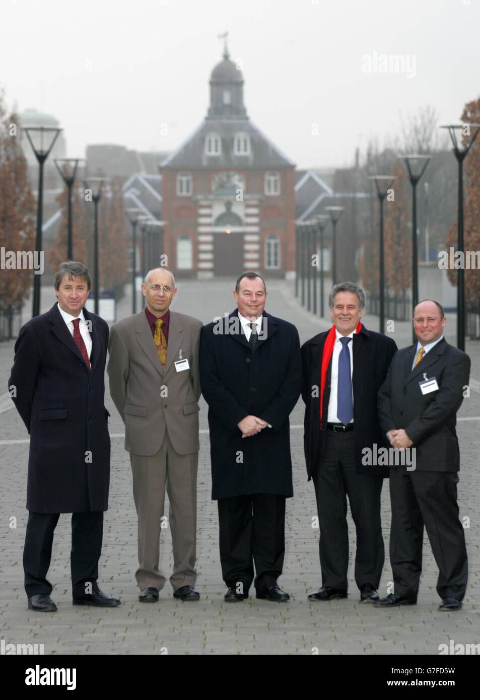 English Heritage lance SHARP (Sustainable Historic Arsenal Regeneration Partnership), un modèle international de régénération des meilleures pratiques basé sur le Royal Arsenal, Woolwich. Photographié (l-r) Philip Davies, directeur de la planification et du développement (S.England) English Heritage, Mark Stevenson, COORDINATEUR DU projet SHARP English Heritage, Cllr Peter Brooks, Greenwich Council, John Anderson,Directeur du développement, Berkeley Homes, Tim Griggs, directeur principal de projet, Royal Arsenal London Development Agency. Banque D'Images