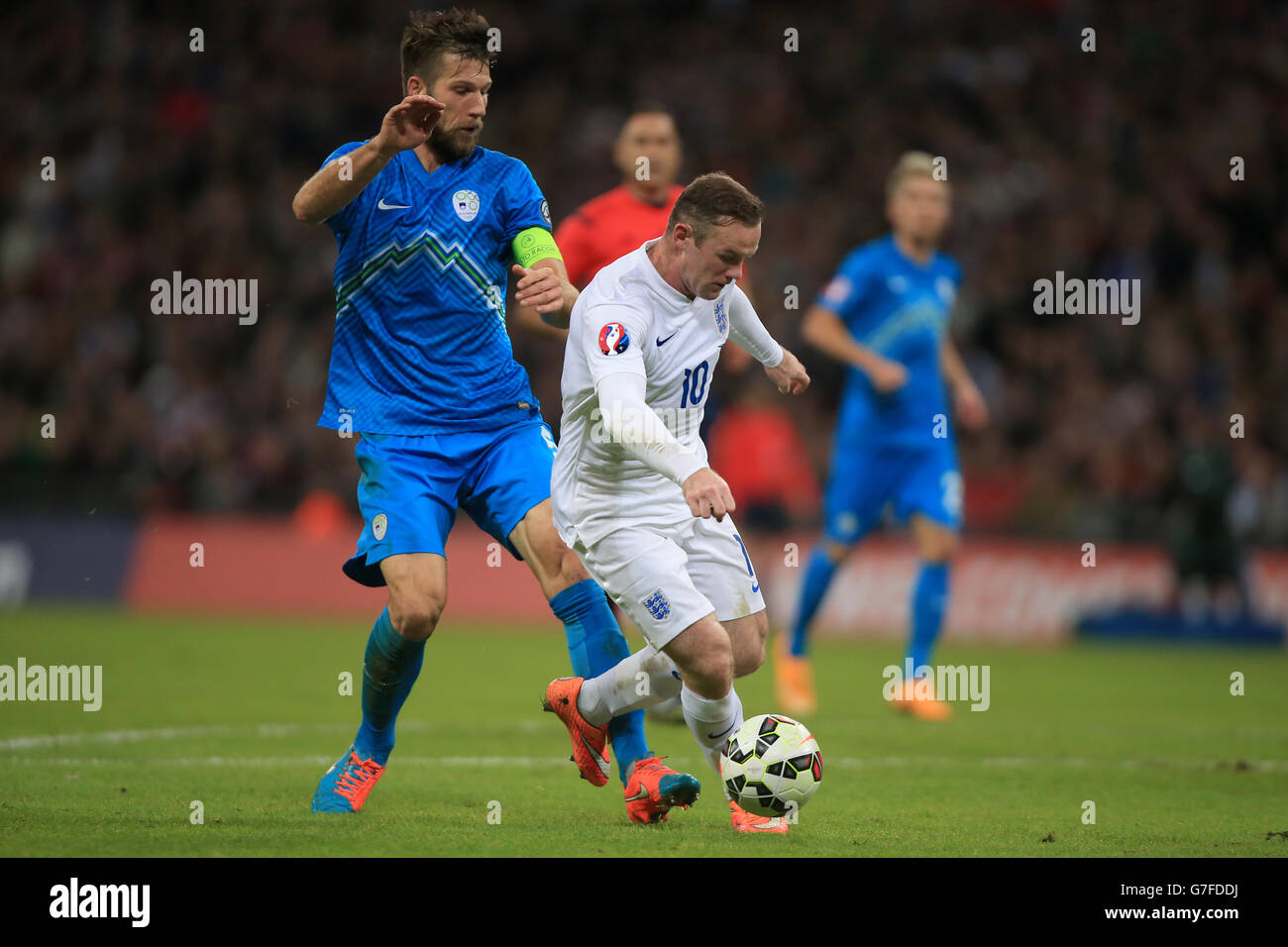 Wayne Rooney, en Angleterre, a été déclenché dans la région par Bostjan Cesar, en Slovénie, pour lui permettre de gagner une pénalité lors du match de qualification de l'UEFA Euro 2016 Groupe E au stade Wembley, à Londres. Banque D'Images