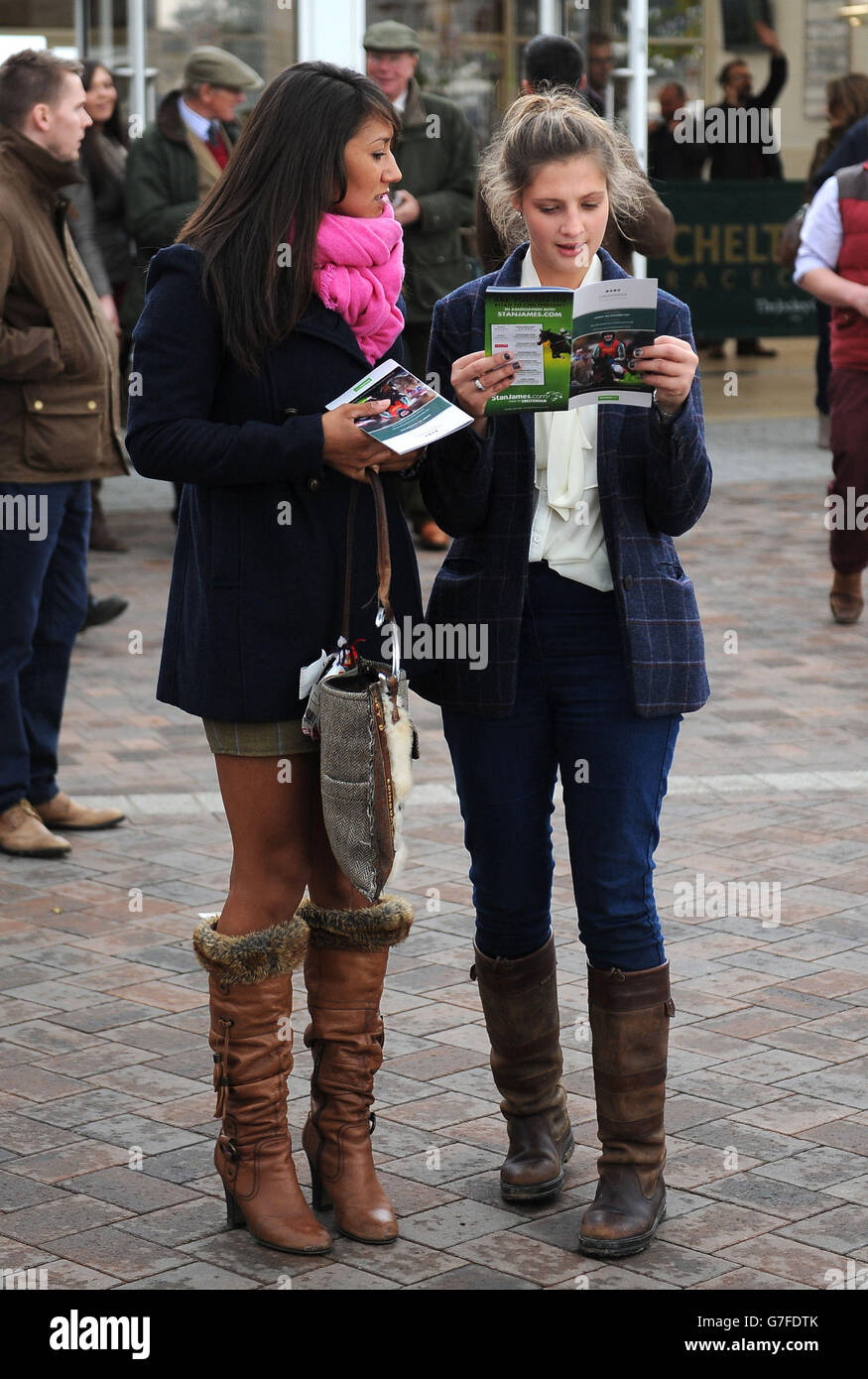 Les Racegoers arrivent à Cheltenham pour le troisième jour de l'Open à l'hippodrome de Cheltenham. Banque D'Images