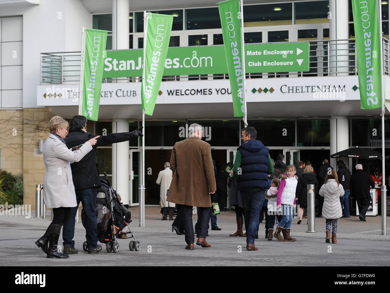 Les Racegoers arrivent pour le troisième jour de l'Open à l'hippodrome de Cheltenham.APPUYEZ SUR ASSOCIATION photo.Date de la photo: Dimanche 16 novembre 2014.Voir PA Story RACING Cheltenham.Le crédit photo devrait être le suivant : Nigel French/PA Wire Banque D'Images