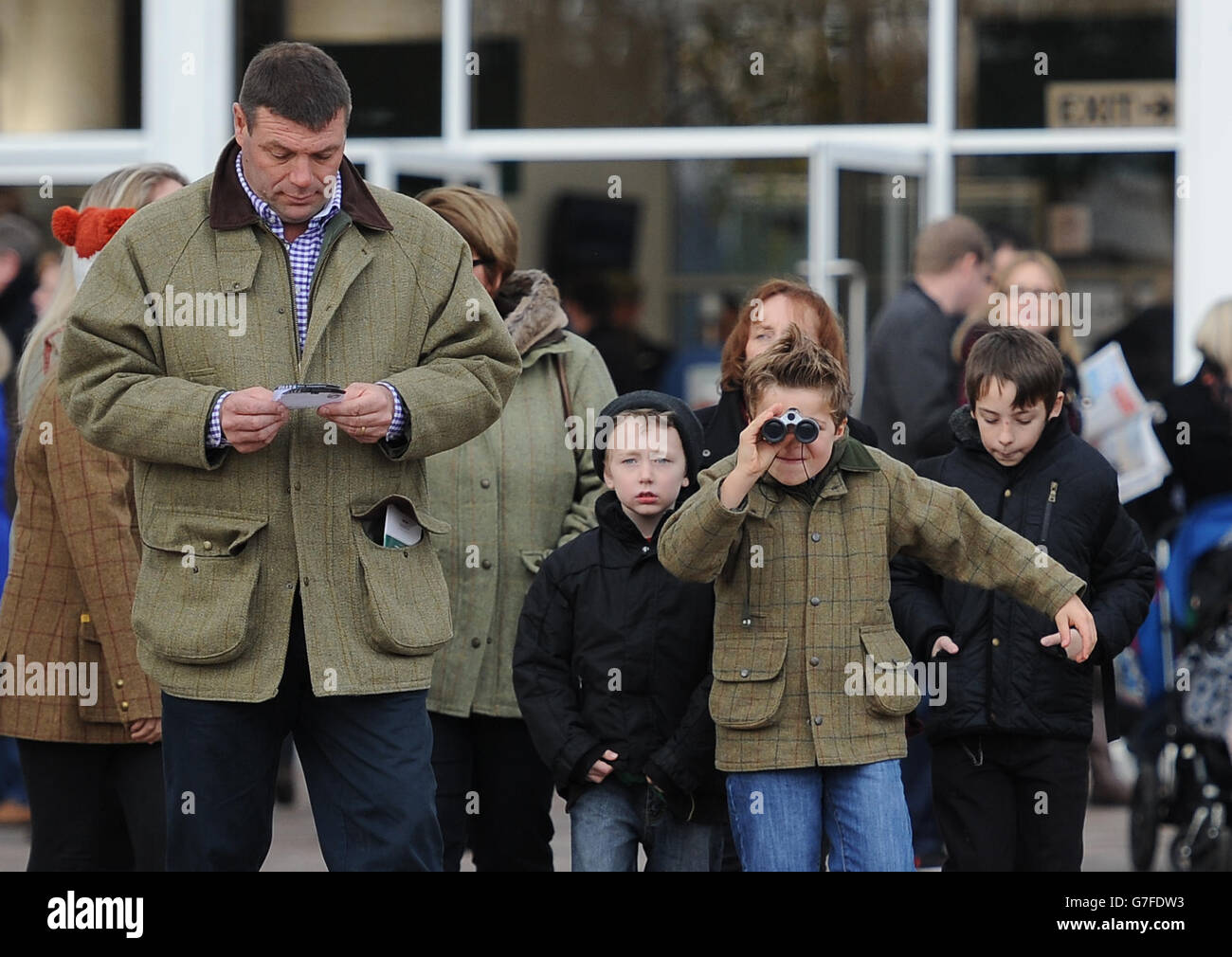 Courses hippiques - l'Open - troisième jour - Hippodrome de Cheltenham.Les Racegoers arrivent le troisième jour de l'Open à l'hippodrome de Cheltenham. Banque D'Images