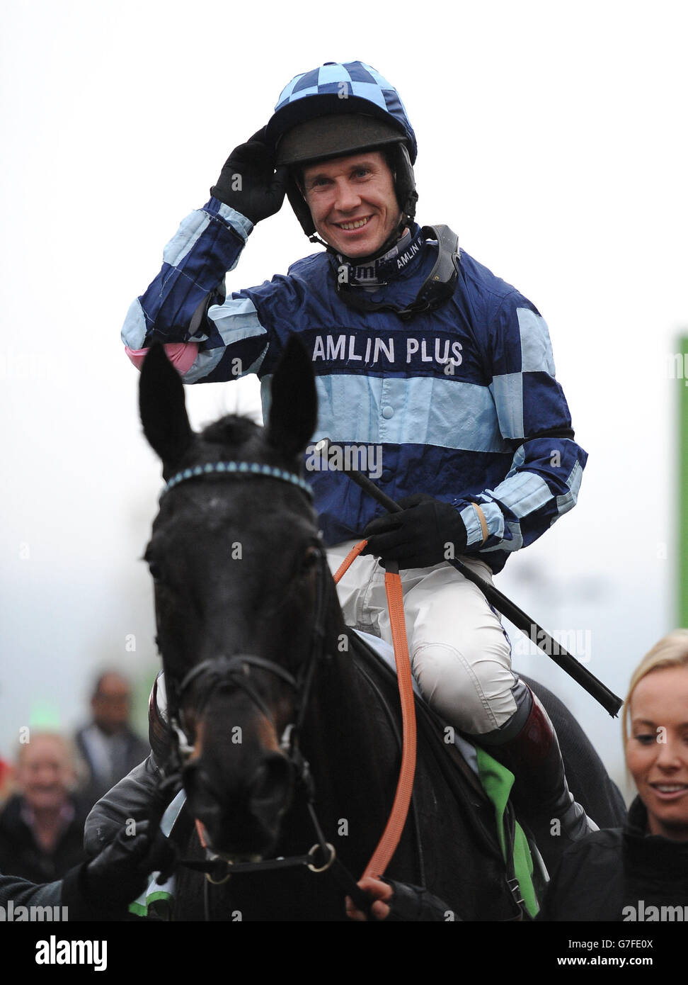 Richard Johnson, sur la Garde la victoire, entre dans l'enceinte des gagnants après avoir remporté la course de haies de Greatwood StanJames.com pendant le troisième jour de l'Open à l'hippodrome de Cheltenham. Banque D'Images
