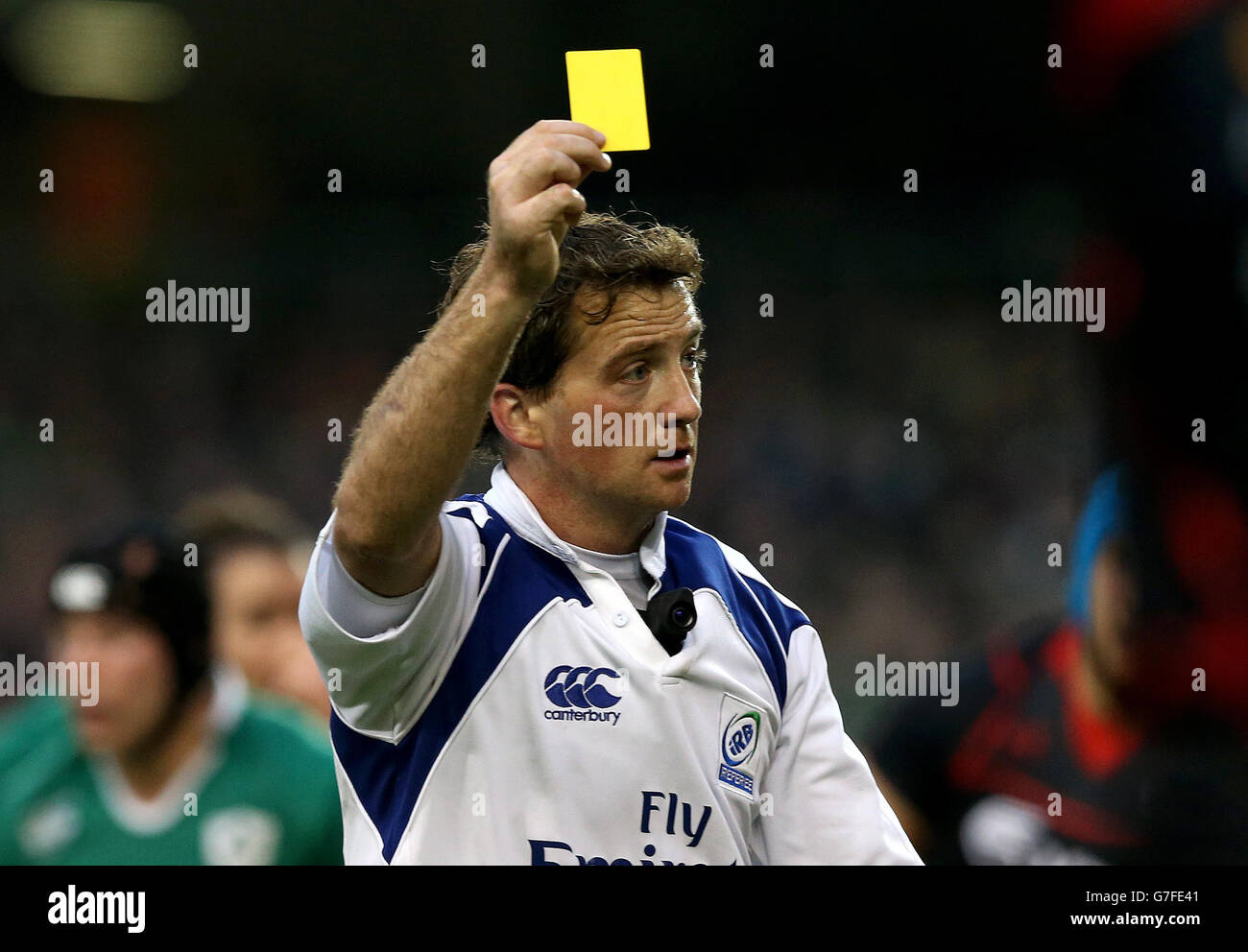 Arbitre JP Doyle montre la carte jaune pendant le match de la Guinness Series au stade Aviva, Dublin, Irlande. Banque D'Images