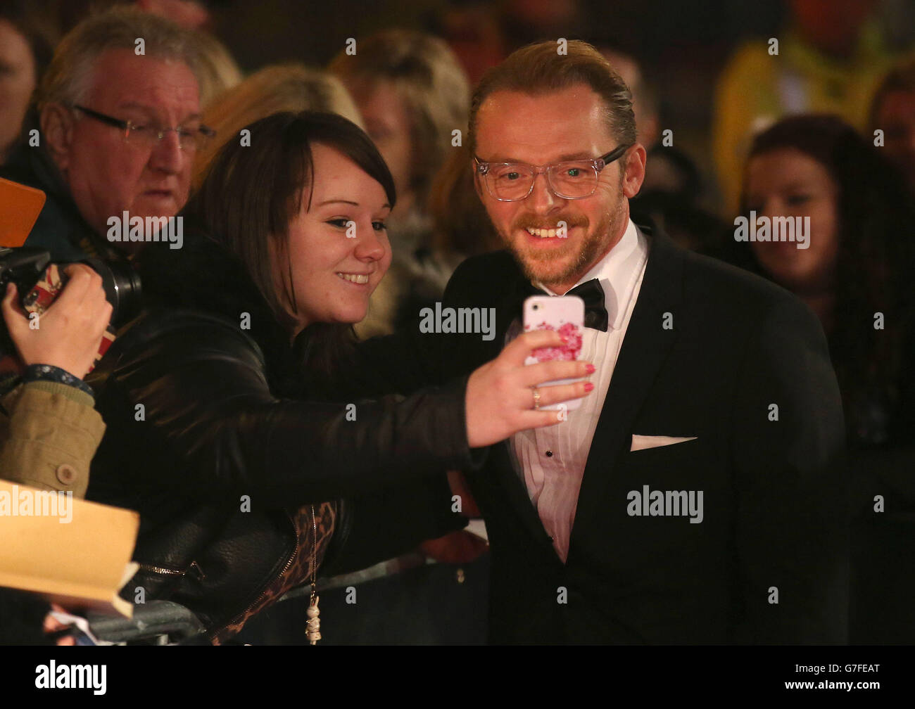 Simon Pegg prend un selfie avec un fan aux British Academy Scotland Awards qui se tiennent à l'hôtel Radisson de Glasgow. Banque D'Images