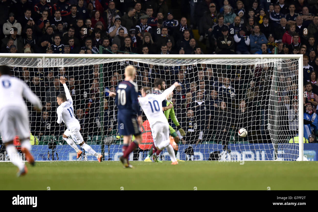 Alex Oxlade-Chamberlain (à gauche), en Angleterre, célèbre le premier but de son équipe lors de l'International friendly au Celtic Park, Glasgow. APPUYEZ SUR ASSOCIATION photo. Date de la photo: Mardi 18 novembre 2014. Voir PA Story FOOTBALL Scotland. Le crédit photo devrait se lire: Owen Humphreys/PA Wire. Aucune modification sauf le recadrage. Appelez le +44 (0)1158 447447 ou consultez le site www.paphotos.com/info/ pour obtenir des restrictions complètes et de plus amples informations Banque D'Images