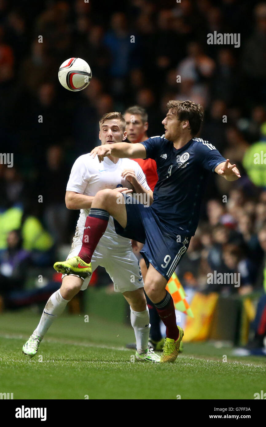 Luke Shaw en Angleterre et Chris Martin en Écosse (à droite) se battent pour le bal lors de l'International friendly au Celtic Park, Glasgow.APPUYEZ SUR ASSOCIATION photo.Date de la photo: Mardi 18 novembre 2014.Voir PA Story FOOTBALL Scotland.Le crédit photo devrait se lire comme suit : Andrew Milligan/PA Wire. Banque D'Images