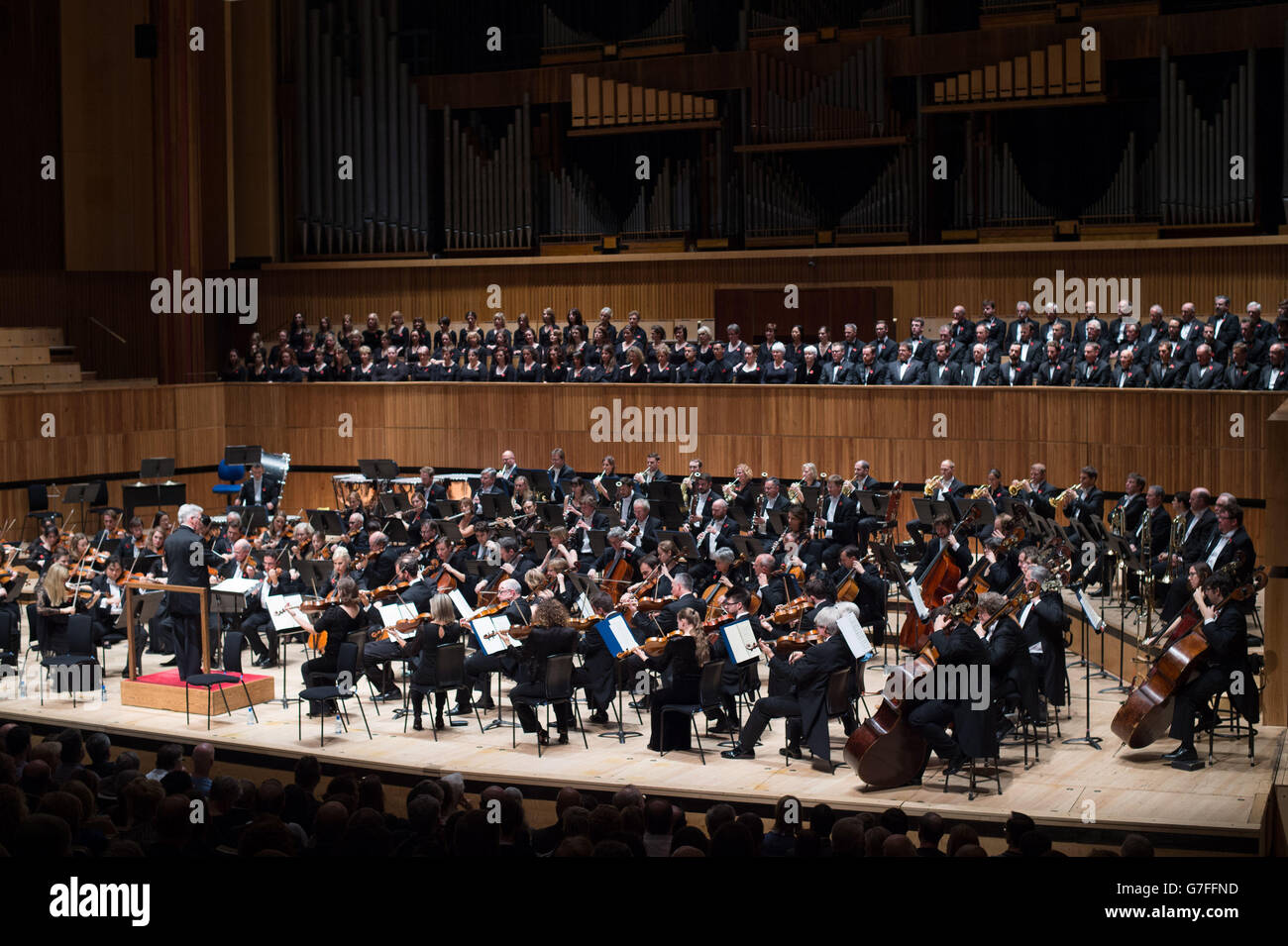 Le chef d'orchestre Pinchas Zukerman dirige l'Orchestre du Centre national des Arts du Canada et l'Orchestre philharmonique royal dans une représentation conjointe au Royal Festival Hall de Londres. Banque D'Images