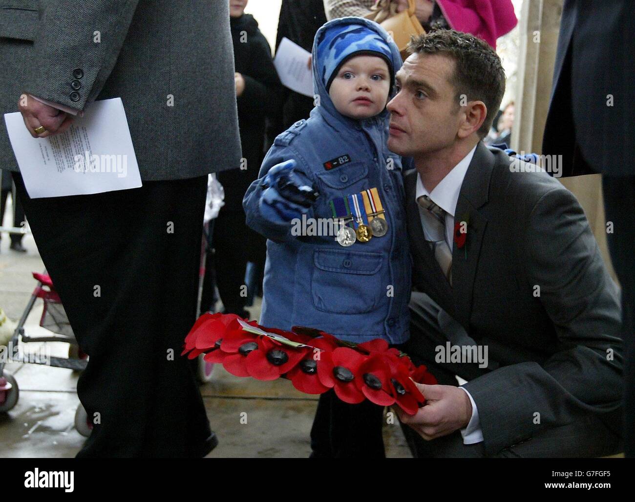 Matheson Harper-Titchener, 3 ans, pose une couronne avec son oncle Daniel Tichener, à Southport. Le père de Matheson, le major Matthew Titcherer, qui a été tué alors qu'il servait en Irak, a fait ajouter son nom au Mémorial de la guerre lors de la cérémonie du jour du souvenir. Banque D'Images