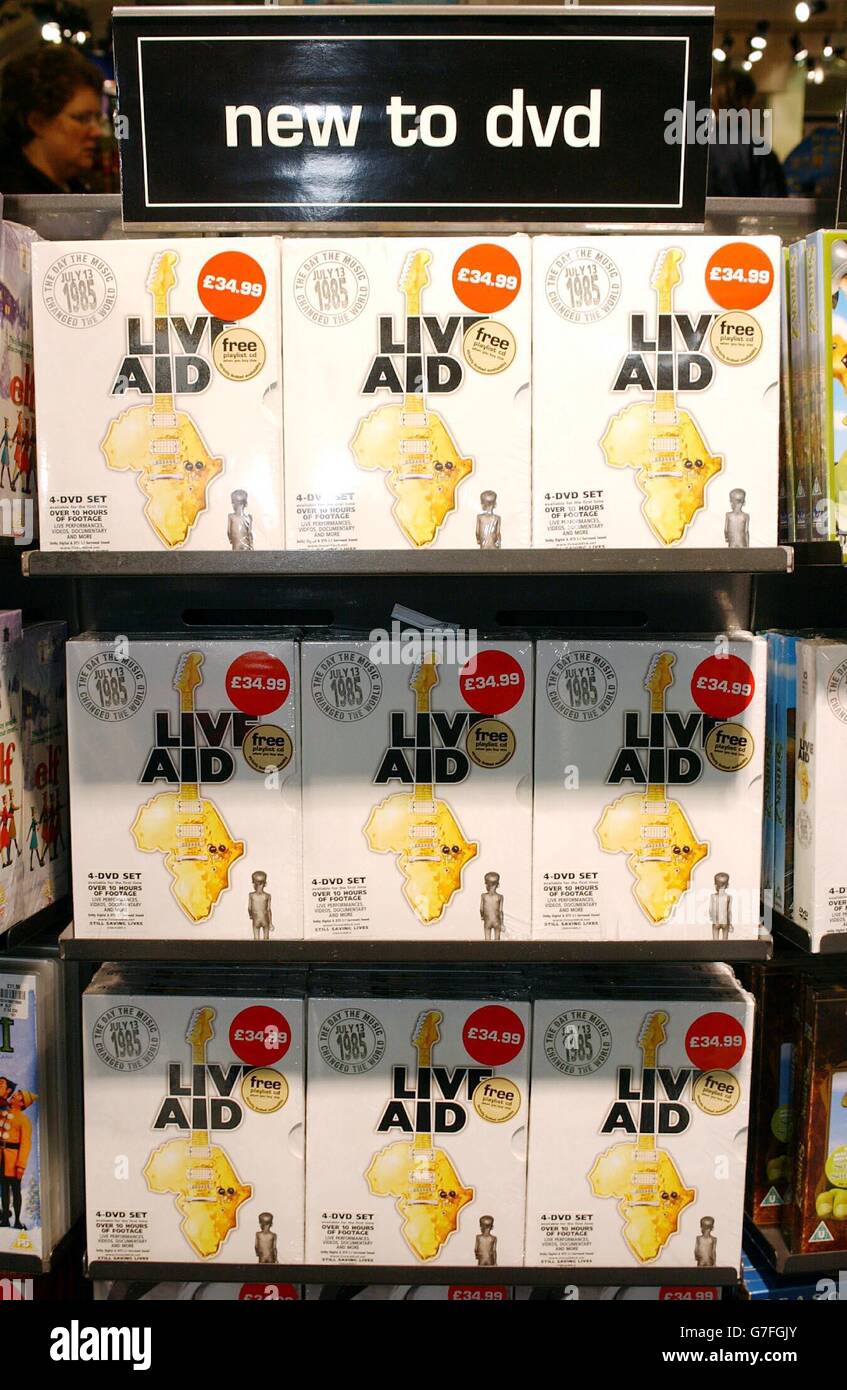 Le DVD Live Aid est en vente à HMV Oxford Street, dans le centre de Londres. Band Aid 20, le 20e anniversaire de la fête de Noël de Do ils savent, sera enregistré le dimanche 14 novembre 2004. Banque D'Images
