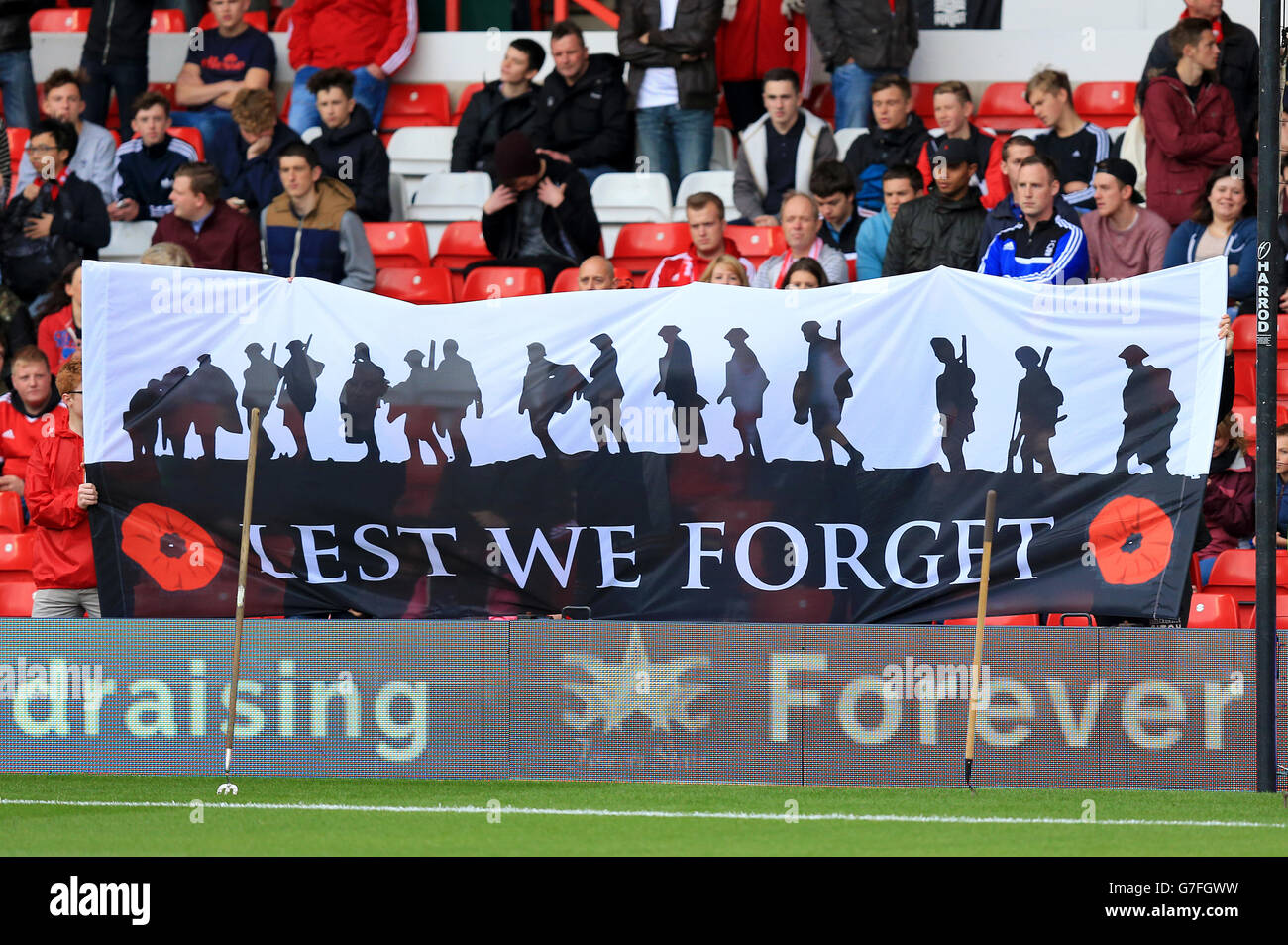 Football - Championnat Sky Bet - Nottingham Forest / Blackburn Rovers - City Ground.Les fans de la forêt de Nottingham montrent leur soutien aux soldats tombés dans la première guerre mondiale dans les stands Banque D'Images