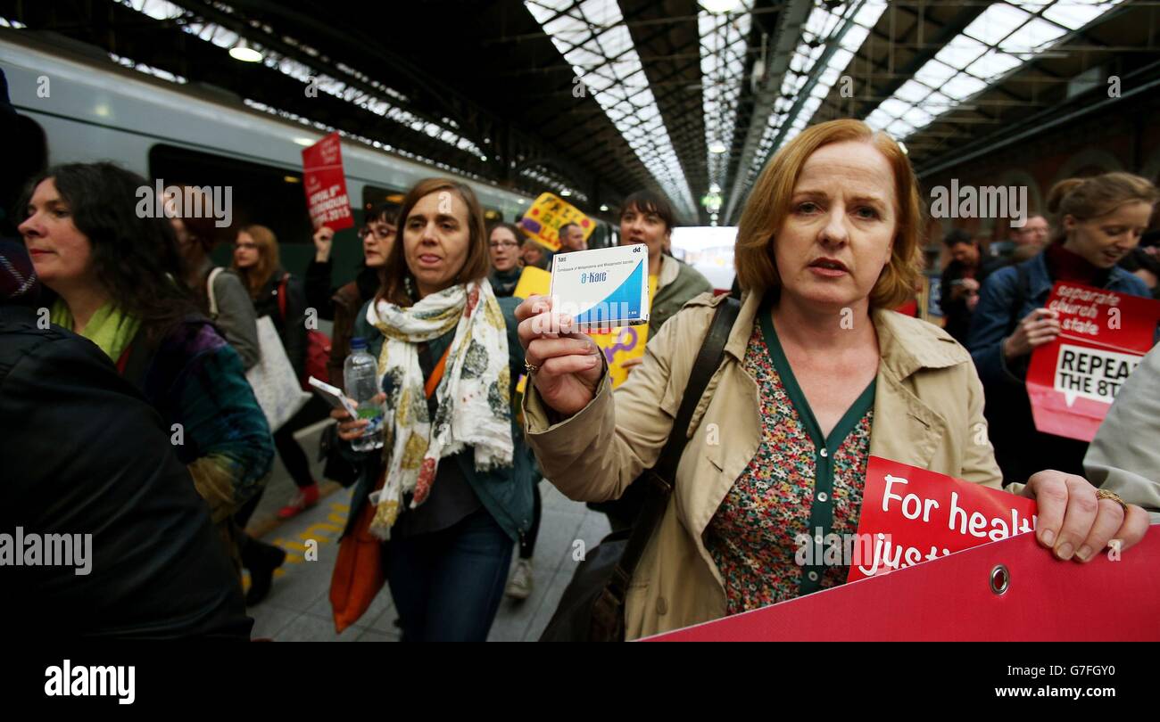 Les activistes pro-choix, dont Ruth Coppinger TD (droite, en manteau beige) à la gare Connolly, Dublin, après avoir pris un train de Dublin à Belfast pour ramener les pilules d'avortement indisponibles en République d'Irlande. Banque D'Images