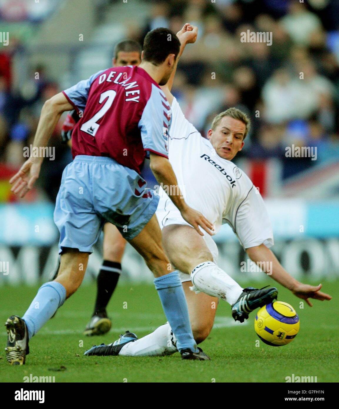 Kevin Davies (à droite) de Bolton Wanderers conteste Mark Delaney de Aston Villa lors du match Barclays Premiership au Reebok Stadium, Bolton, le samedi 13 novembre 2004. Banque D'Images