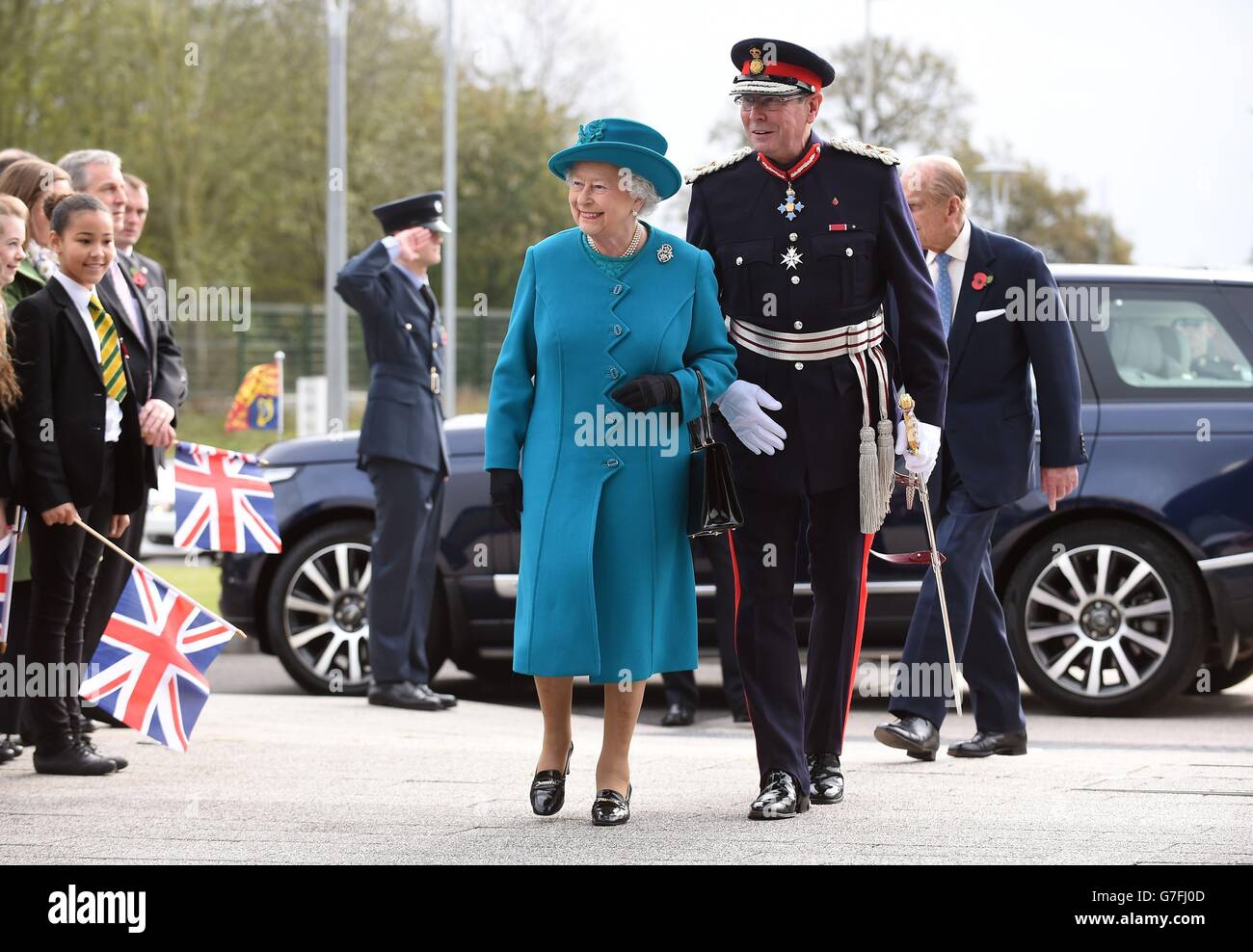 La reine Elizabeth II et le duc d'Édimbourg sont accueillis par le lieutenant Lord de Staffordshire Ian Dudson lorsqu'ils arrivent au nouveau centre de fabrication de moteurs Jaguar Land Rover à Wolverhampton pour ouvrir officiellement l'usine. Banque D'Images