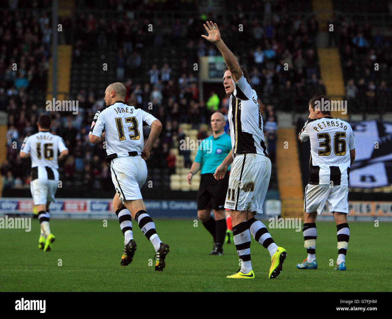 Garry Thompson, du comté de Notts (deuxième à droite), célèbre le premier but de sa partie lors du match Sky Bet League One à Meadow Lane, Nottingham. Banque D'Images