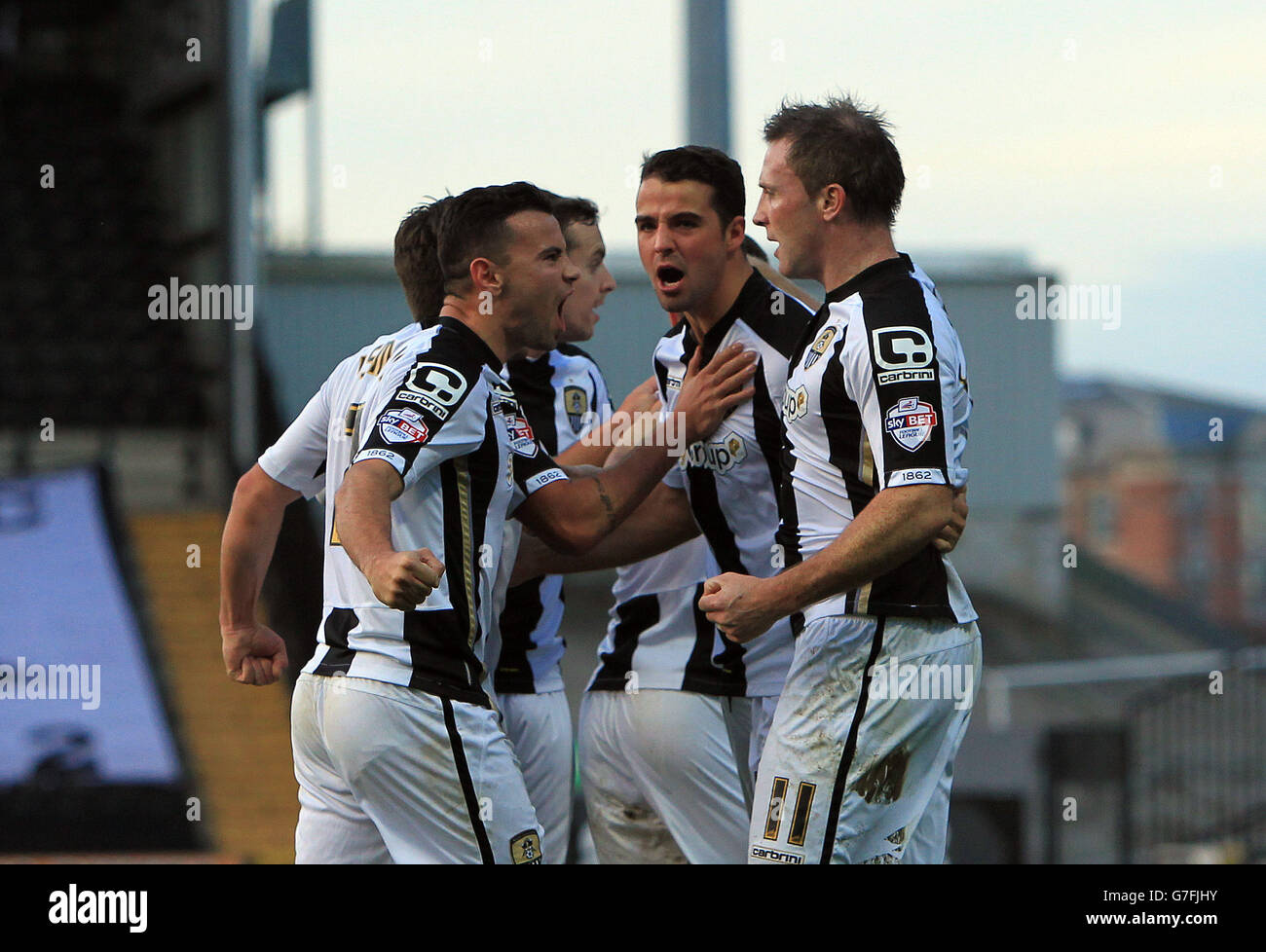 Garry Thompson (à droite), du comté de Notts, célèbre le premier but de sa partie lors du match Sky Bet League One à Meadow Lane, Nottingham. Banque D'Images