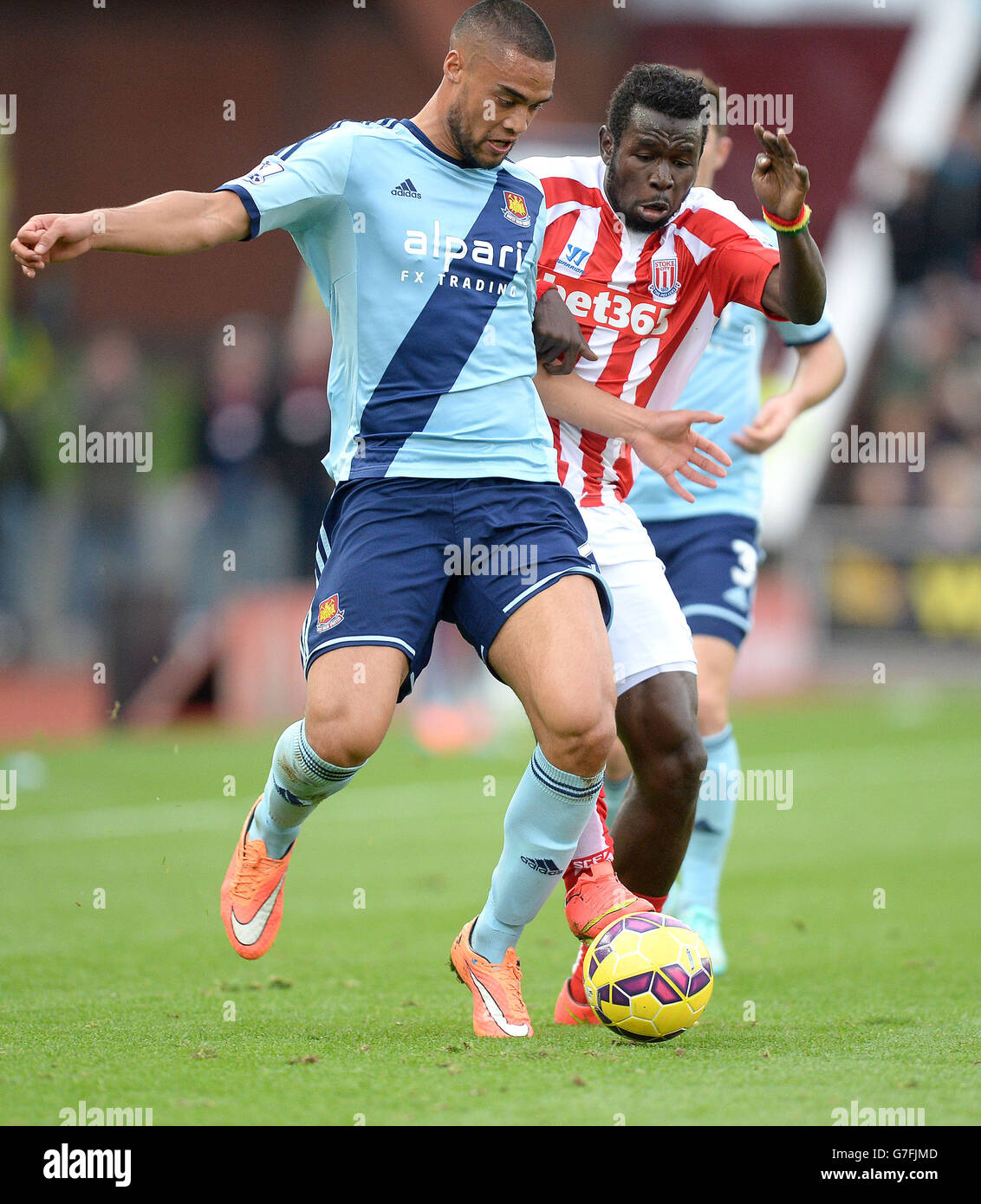 La ville de Stoke, Mame Biram Diouf, lutte pour le ballon avec Winston Reid de West Ham United, lors du match de la Barclays Premier League au Britannia Stadium, Stoke. Banque D'Images