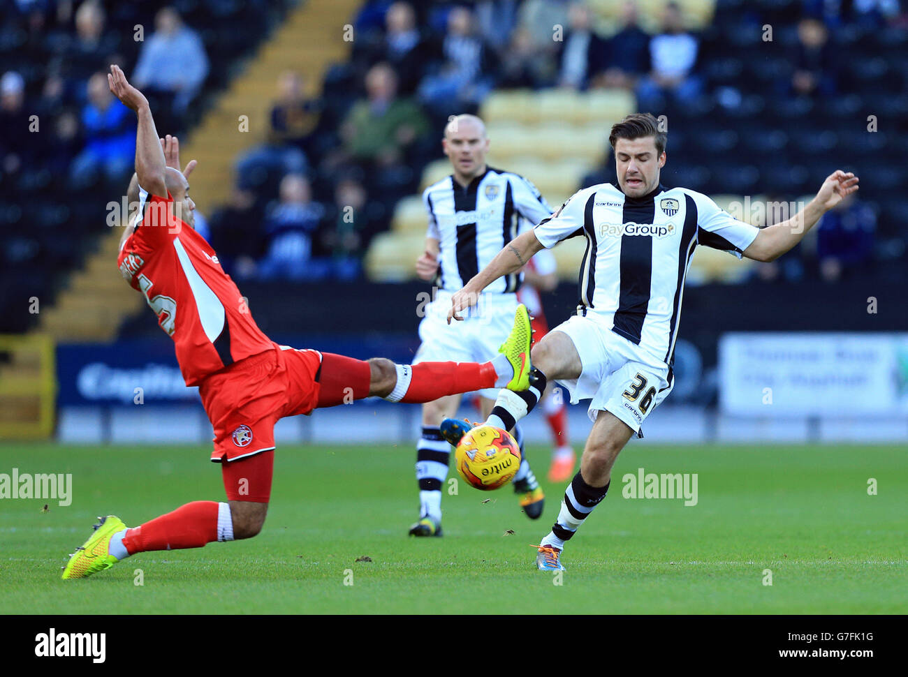 Football - Sky Bet League One - Notts County / Walsall - Meadow Lane.James Chambers de Walsall (à gauche) s'attaque à Michael Petrasso du comté de Notts lors du match Sky Bet League One à Meadow Lane, Nottingham. Banque D'Images