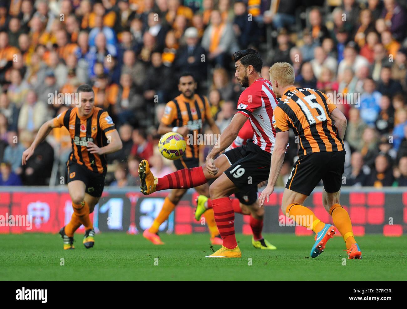 Le Graziano Pelle de Southampton est entouré par la défense de Hull pendant le match de la Barclays Premier League au KC Stadium, à Hull. APPUYEZ SUR ASSOCIATION photo. Date de la photo: Samedi 1er novembre 2014. Voir PA Story SOCCER Hull. Le crédit photo doit indiquer Anna Gowthorpe/PA Wire. 45 images maximum pendant une comparaison. Pas d'émulation vidéo ni de promotion en direct. Aucune utilisation dans les jeux, les compétitions, les marchandises, les Paris ou les services de club/joueur unique. Ne pas utiliser avec les fichiers audio, vidéo, données, présentoirs ou logos de club/ligue non officiels. Banque D'Images