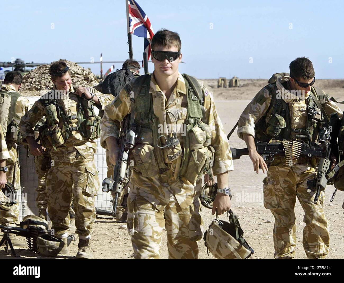 Les commandants britanniques de la Royal Marines attachés au régiment Black Watch marchent avec leur équipement de combat avant une mission au camp Dogwood à 25 miles au sud de Bagdad, en Irak. Banque D'Images
