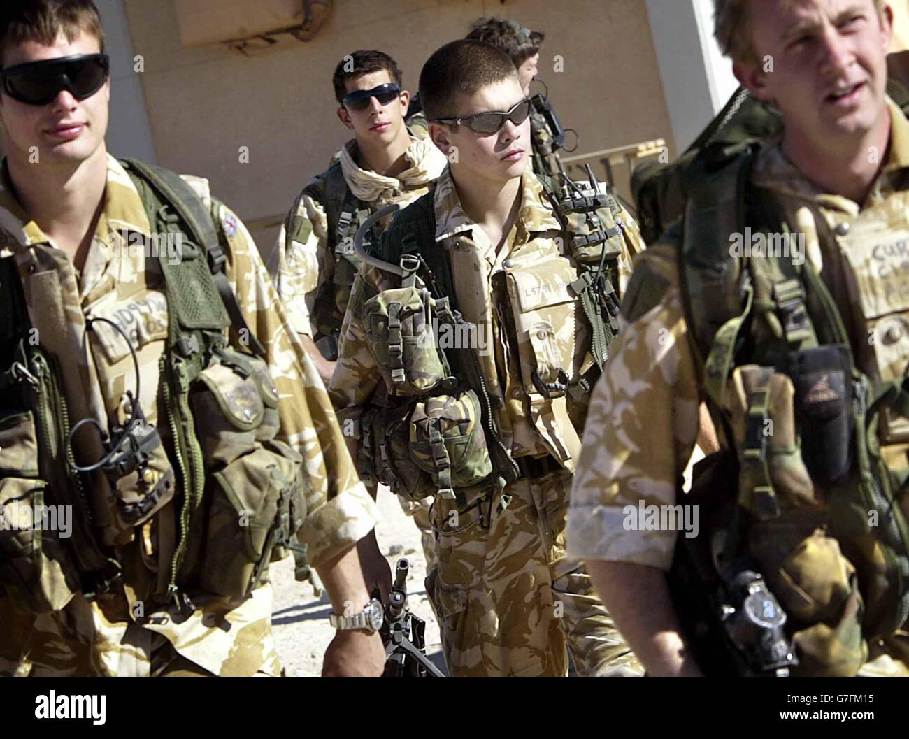 Les commandants britanniques des Royal Marines attachés au régiment Black Watch marchent avec leur équipement de combat avant une mission au camp Dogwood à 25 miles au sud de Bagdad, en Irak. Banque D'Images