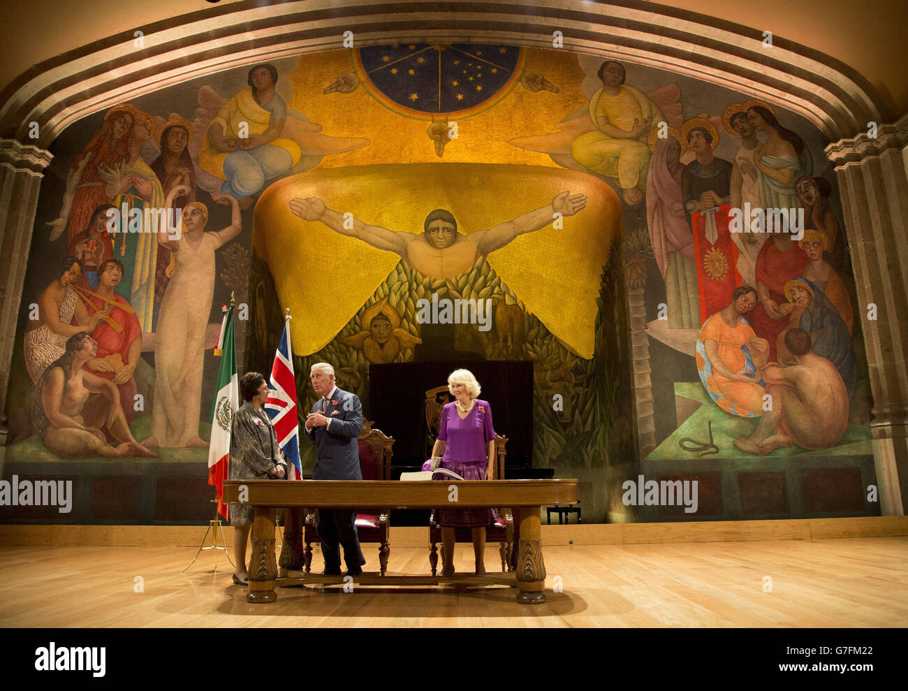 Le prince de Galles et la duchesse de Cornwall après qu'ils ont signé le livre d'or devant une fresque du peintre mexicain Diego Rivera alors qu'ils assistent à une réception pour célébrer le lancement de l'année du Royaume-Uni au Mexique 2015 au San Ildefonso College à Mexico. Banque D'Images