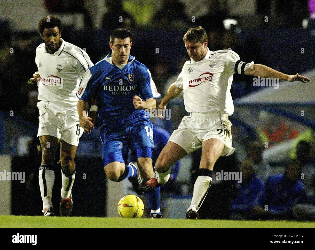 Le défenseur Preston North End Chris Lucketti (à droite) et youl Mawene (à gauche) délègue le ballon de l'attaquant de Cardiff Alan Lee (au centre) lors du match Coca-Cola League One au parc Ninian. PAS D'UTILISATION DU SITE WEB DU CLUB OFFICIEUX Banque D'Images