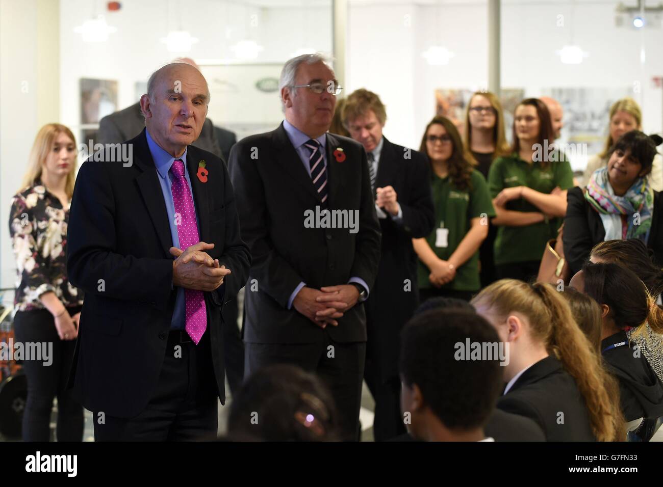 Vince Cable, secrétaire d'entreprise, répond aux questions des étudiants et des apprentis du centre de partenariat pour l'éducation de Jaguar Land Rover à Castle Bromwich, Birmingham. Banque D'Images