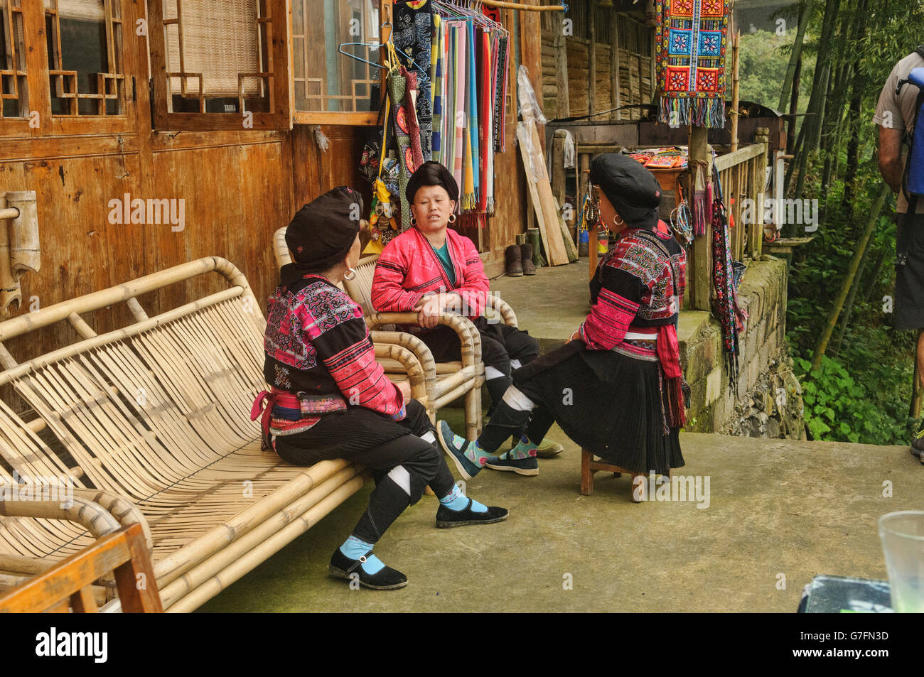Yao women chatting, village Dazhai, région autonome du Guangxi, Chine Banque D'Images