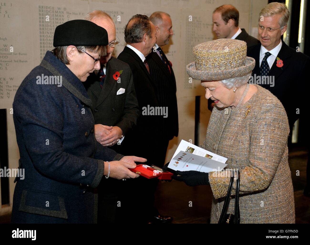 La reine Elizabeth II sourit alors qu'elle reçoit une boîte d'argent contenant du sol des champs de bataille de la première Guerre mondiale après le service du mémorial de champ de Flandre, dans la chapelle des gardes, Westminster, dans le centre de Londres. Banque D'Images