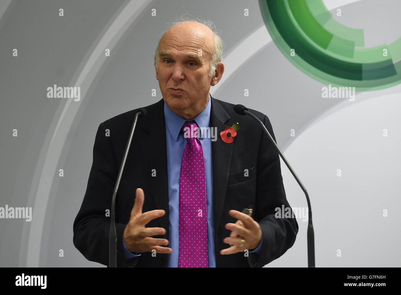 Secrétaire d'affaires Vince Cable à l'ouverture officielle du Centre de propulsion avancée de l'Université de Warwick, à Coventry. Banque D'Images