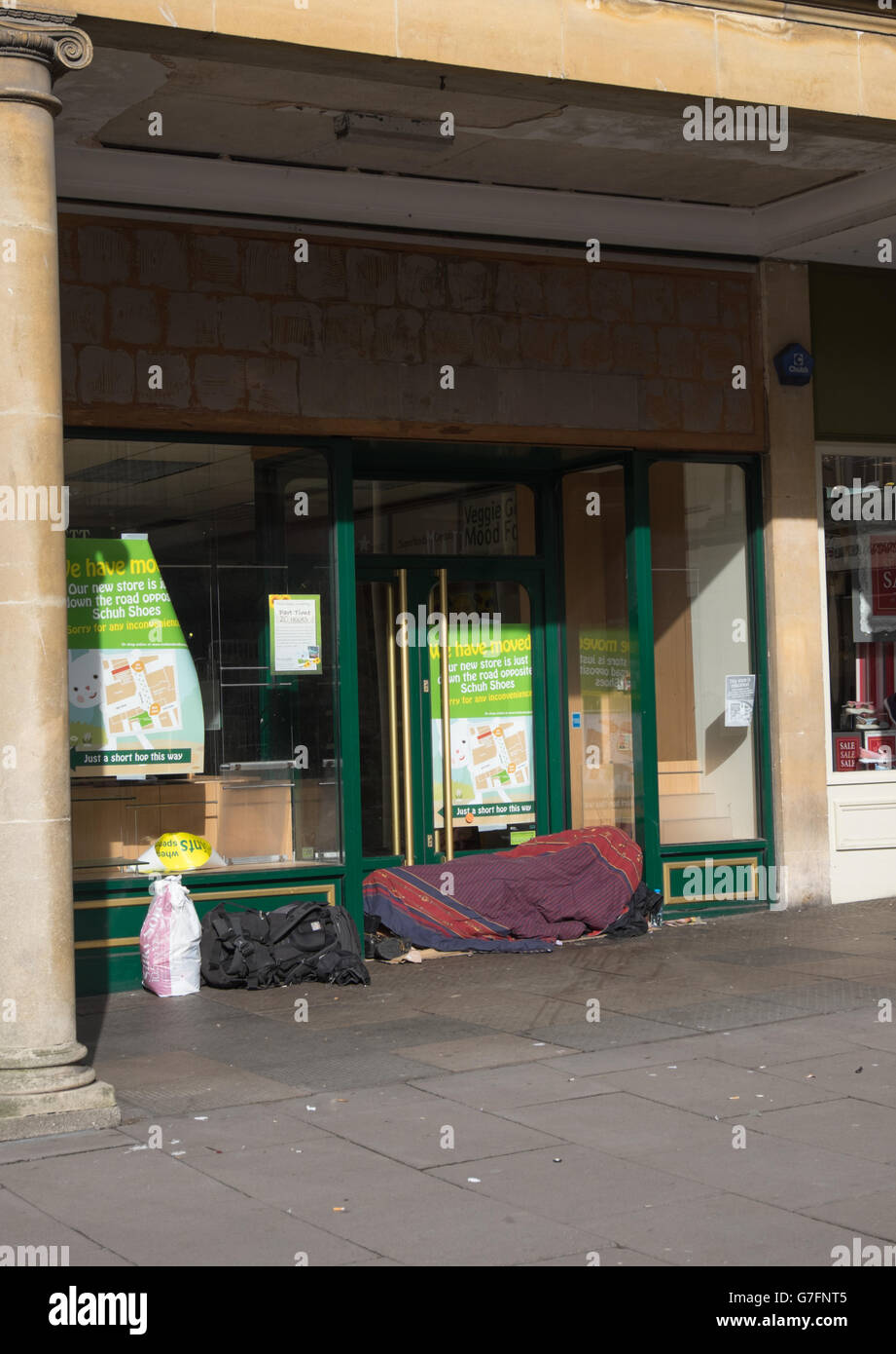 L'homme de la rue dans un bain shop doorway Banque D'Images