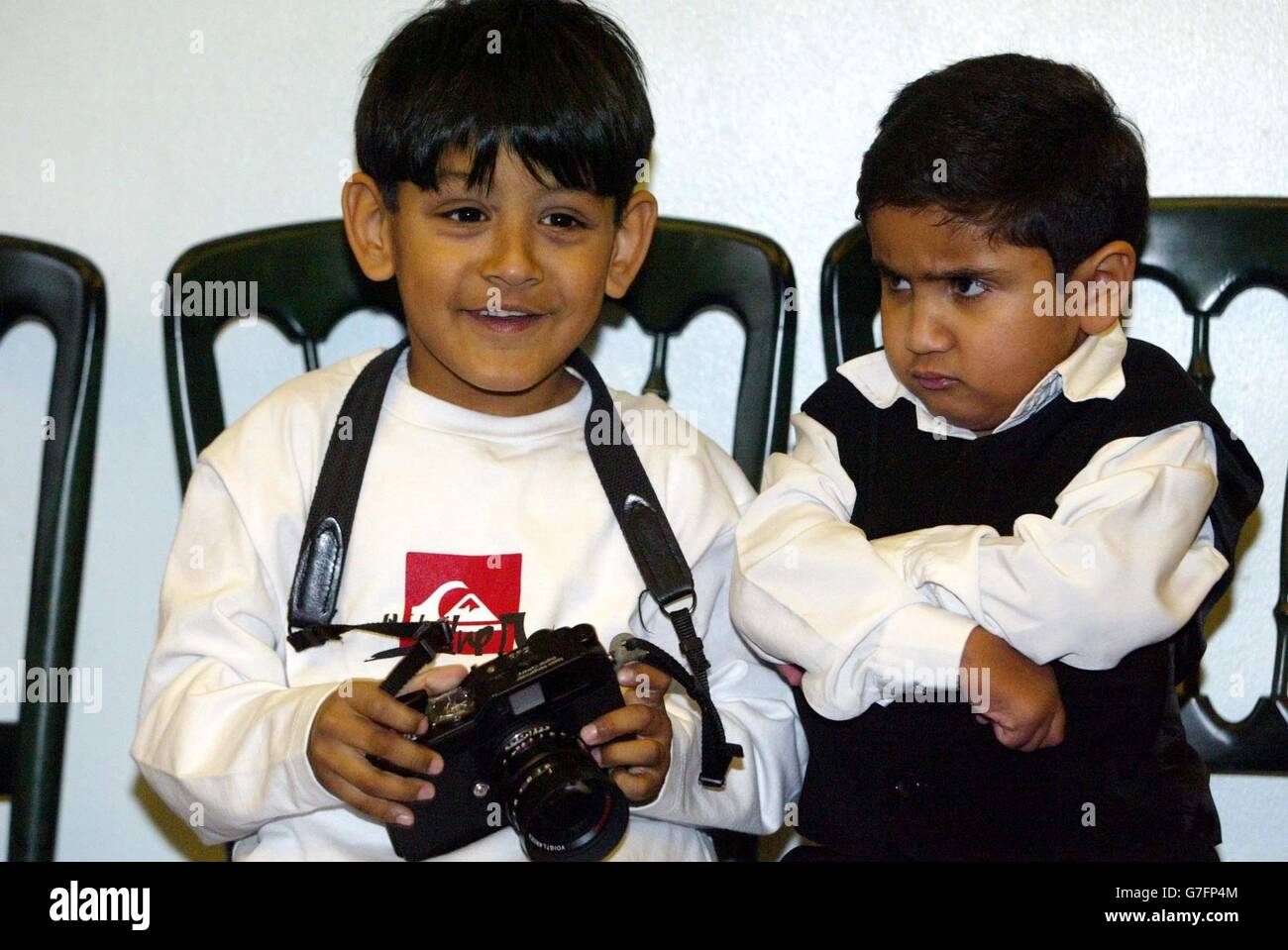Zain Hashmi (à gauche), cinq ans, et Murad Sheikh, également âgé de 5 ans, de Londres, qui attend une greffe de rein, lors d'une conférence de presse au Natual History Musuem, Londres, pour la semaine annuelle de sensibilisation au sang et à la moelle osseuse.Le Zain, désespérément malade, dont les parents ont gagné le droit de créer une « sœur volante » pour le traiter, parlait de sa souffrance en attendant un donneur de moelle osseuse. Banque D'Images
