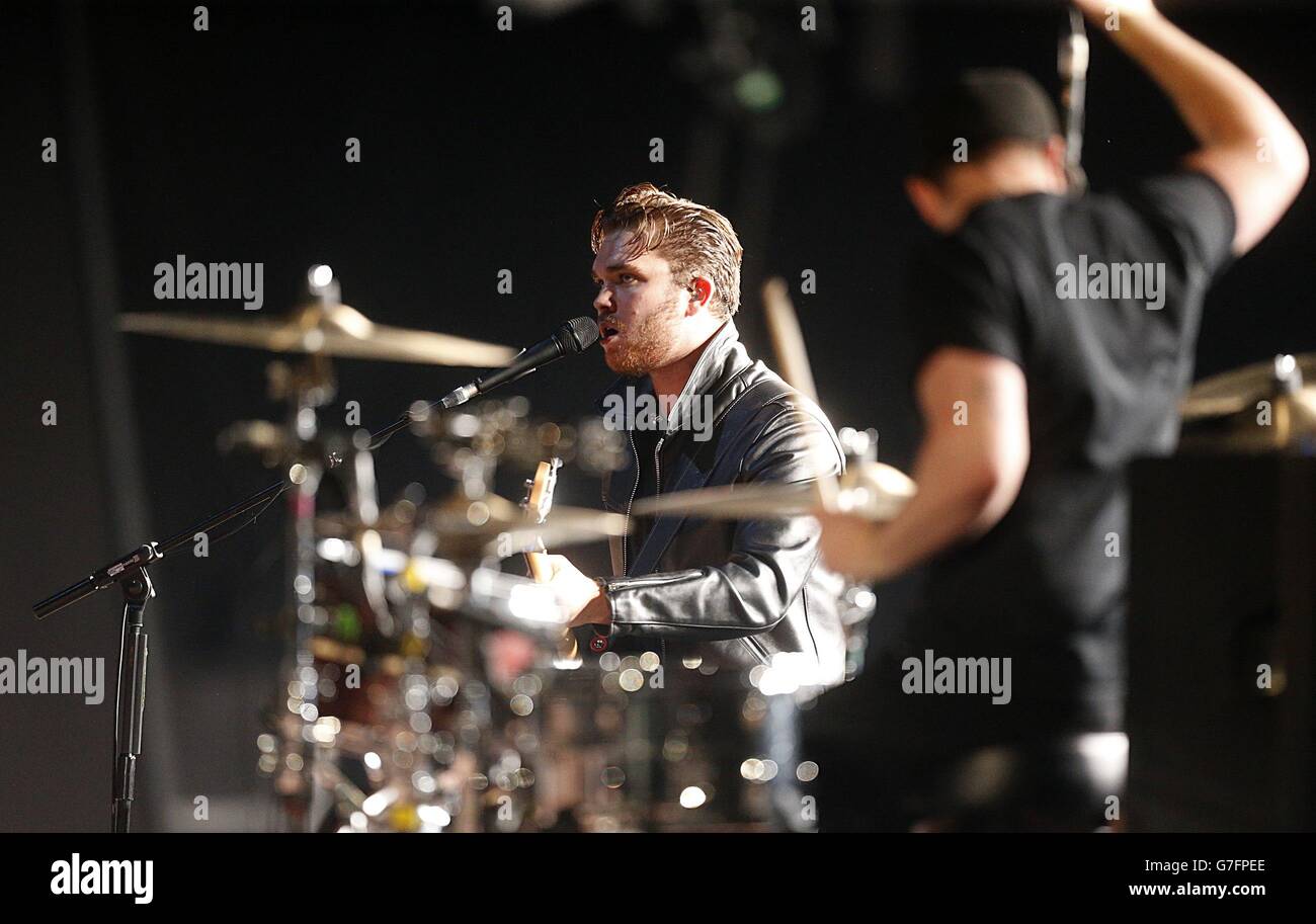 Royal Blood se produire lors des MTV Europe Music Awards 2014 à SSE Hydro, Glasgow, Écosse. Banque D'Images