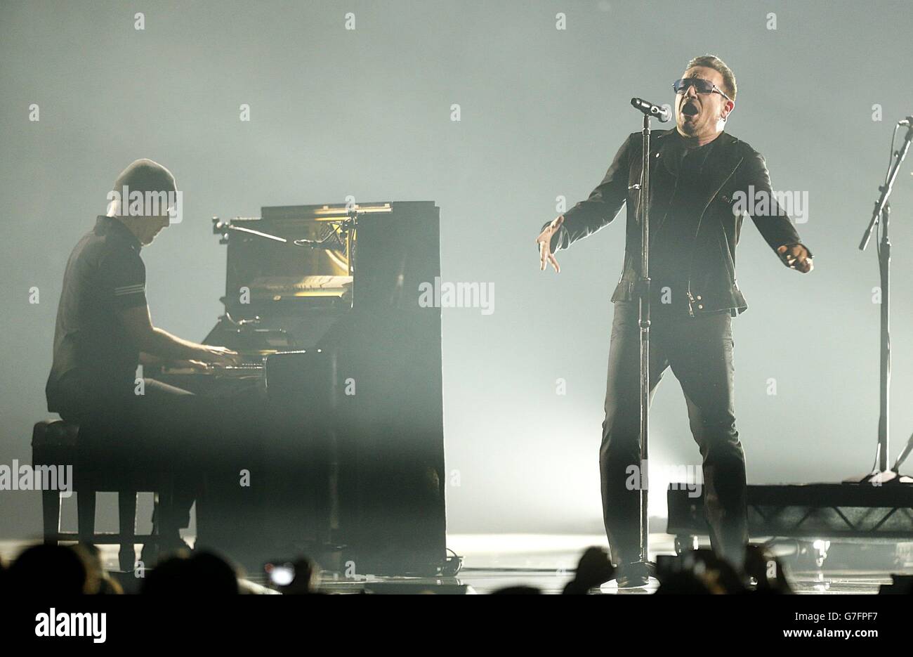 MTV Europe Music Awards - spectacle - Glasgow.The Edge et Bono de U2 se sont performances lors des MTV Europe Music Awards 2014 au SSE Hydro, Glasgow, Écosse. Banque D'Images