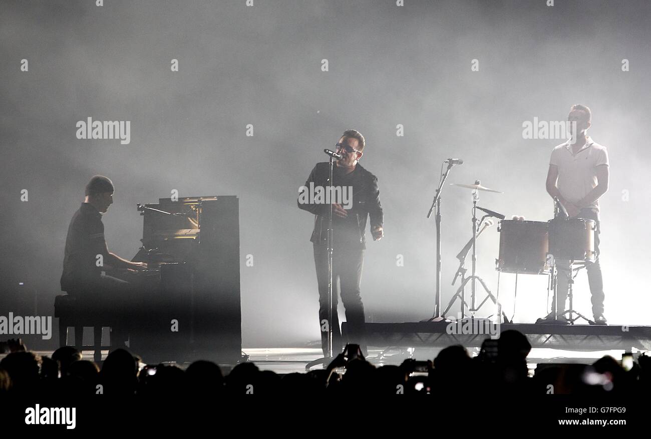 U2 se fait voir à l'occasion des MTV Europe Music Awards 2014 au SSE Hydro de Glasgow, en Écosse. Banque D'Images