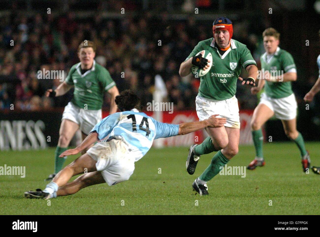 Hernandez Juan Martin d'Argentinas (à gauche) est incapable d'arrêter un Dirigé par Anthony Foley, de l'Irlande, pendant le match international à Lansdowne Road Banque D'Images